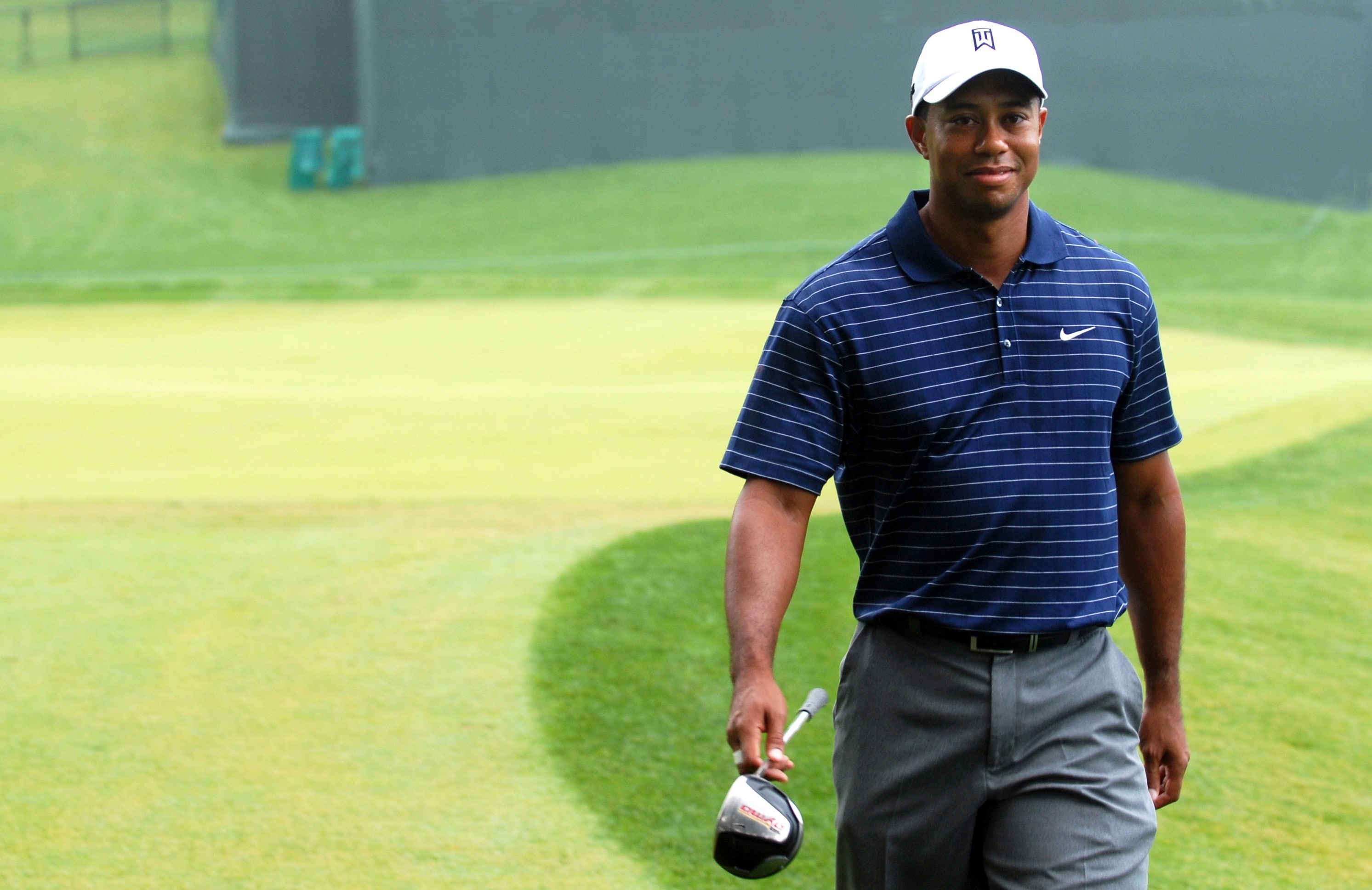 tiger woods, golf, three quarter length, men, day, casual clothing, golf club, smiling, 2K, real people, golfer, grass, leisure activity, green color, HD Wallpaper