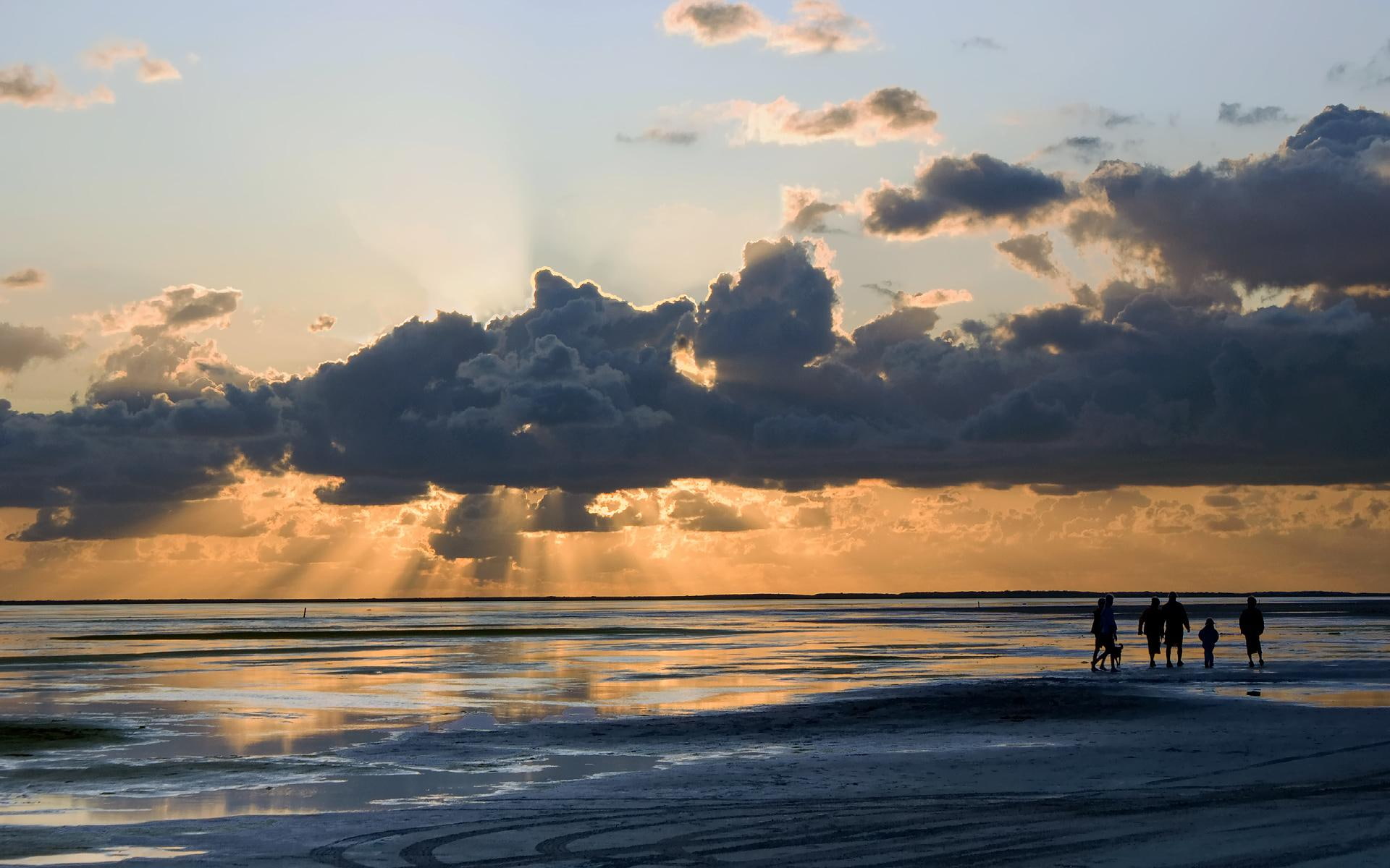 clouds, beach, calm, lights, sea, sunset, 1080P, north, people, silhouette, 3d and abstract, ocean, HD Wallpaper