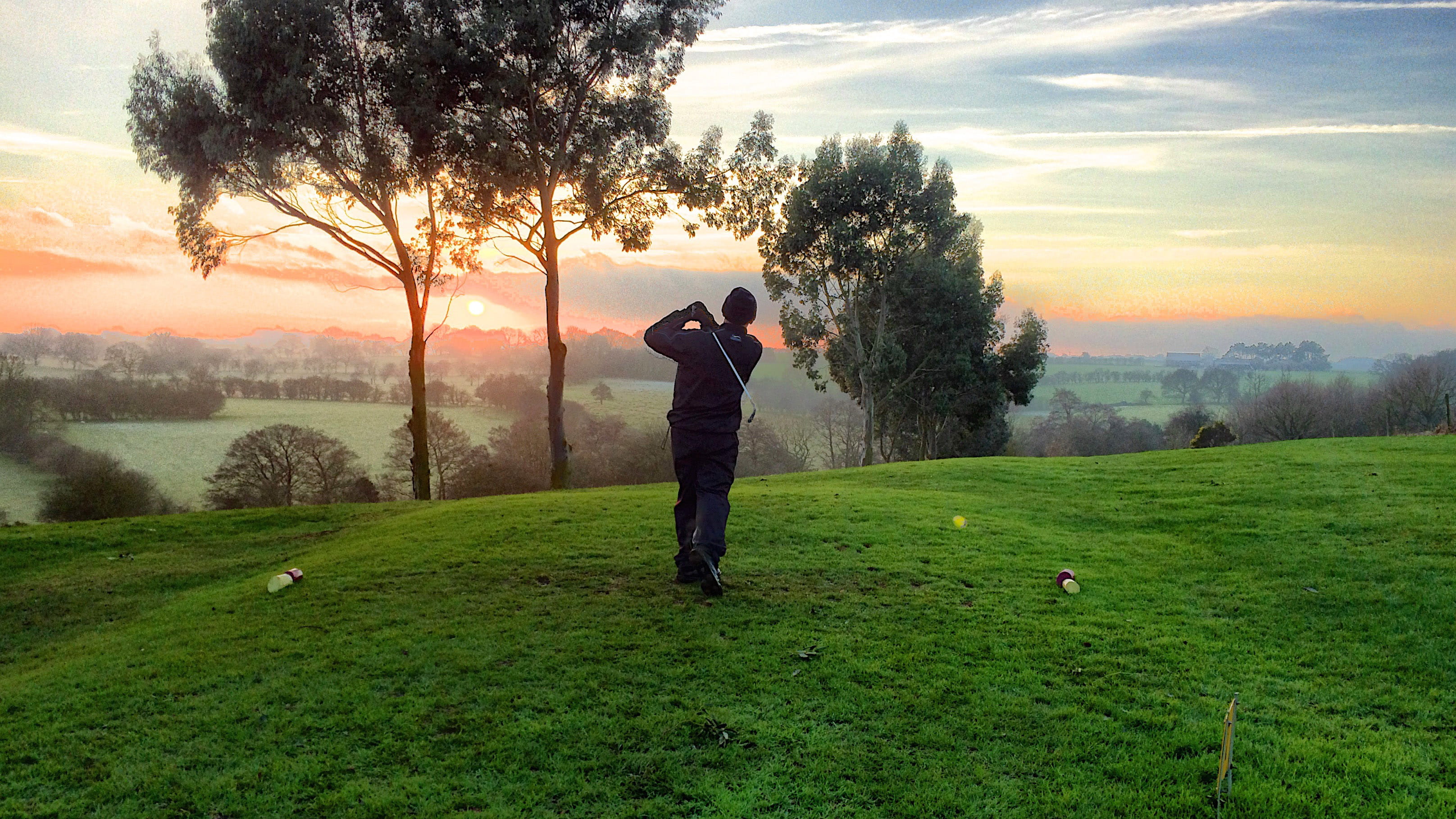 sky, tree, full length, landscape, lifestyles, recreational Pursuit, sunset, green - golf course, Golfer, sunlight, public domain, sport, men, real people, HD Wallpaper
