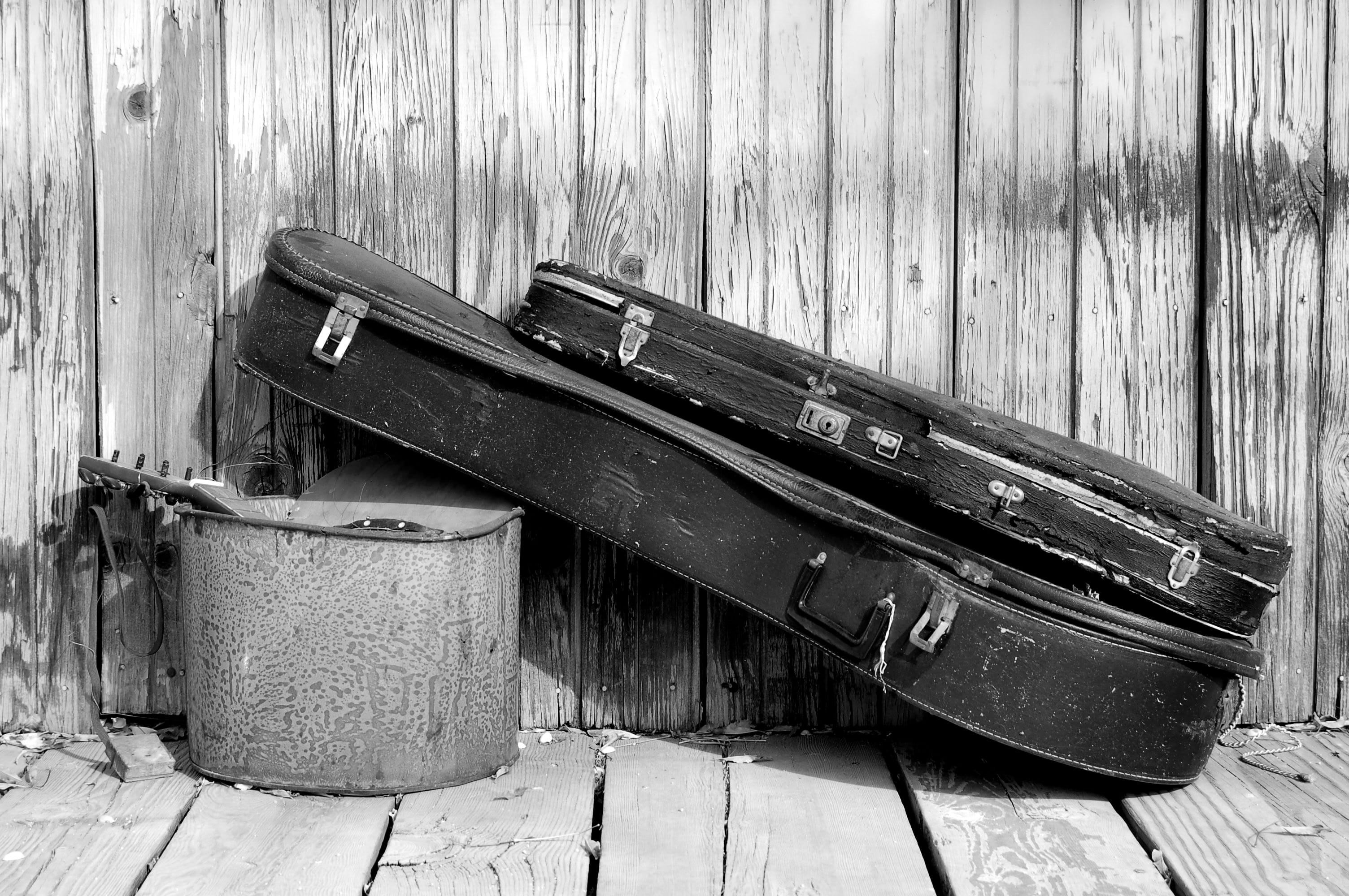 mojave desert, b and w, guitars, high angle view, old, music, broken, united states, pioneertown, desert, run-down, 2K, outdoors, architecture, entrance, HD Wallpaper