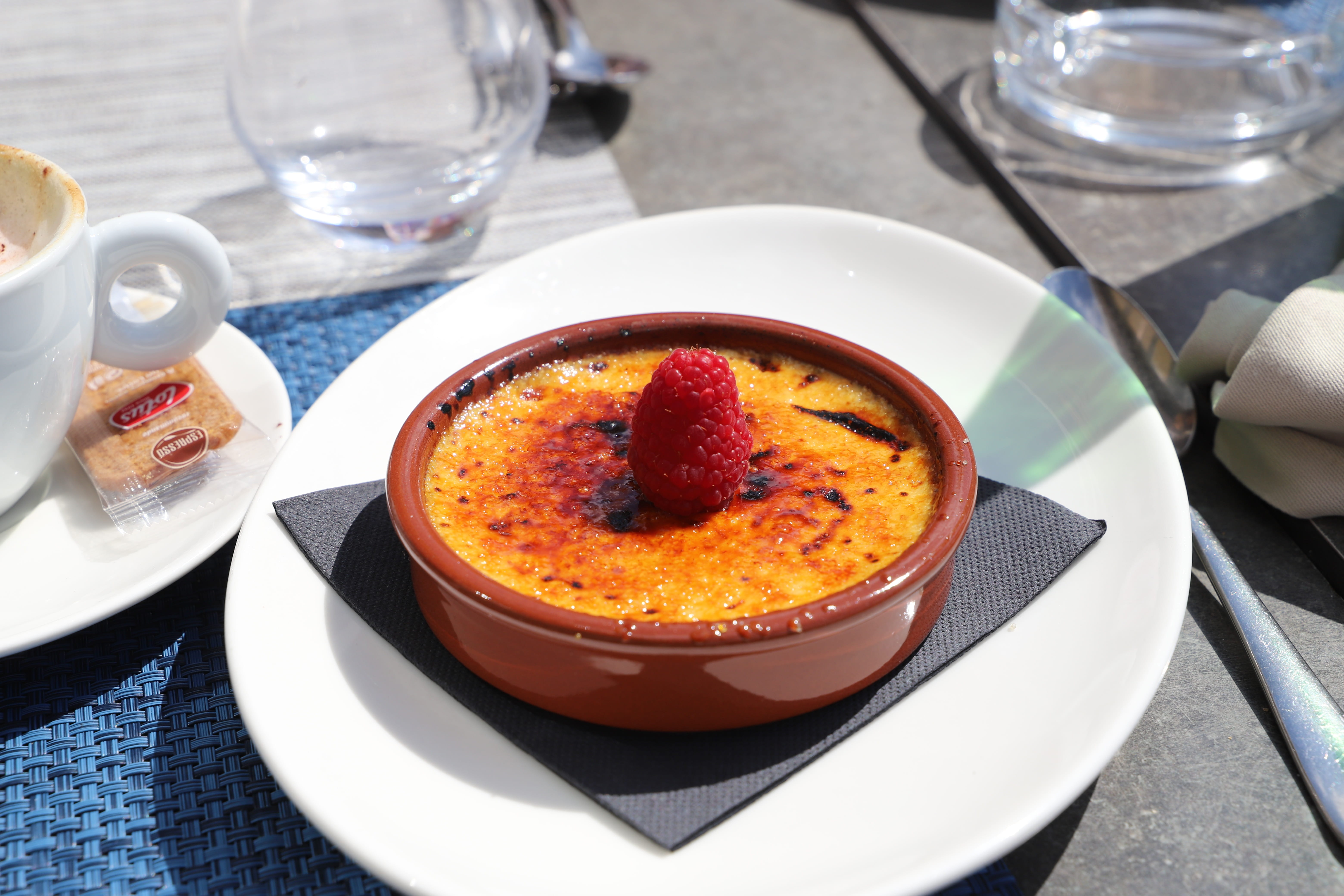 wellbeing, household equipment, table, plate, mat, no person, coffee, raspberries, cream, hottest, bowl, france, creme brulee, temptation, the french riviera, HD Wallpaper
