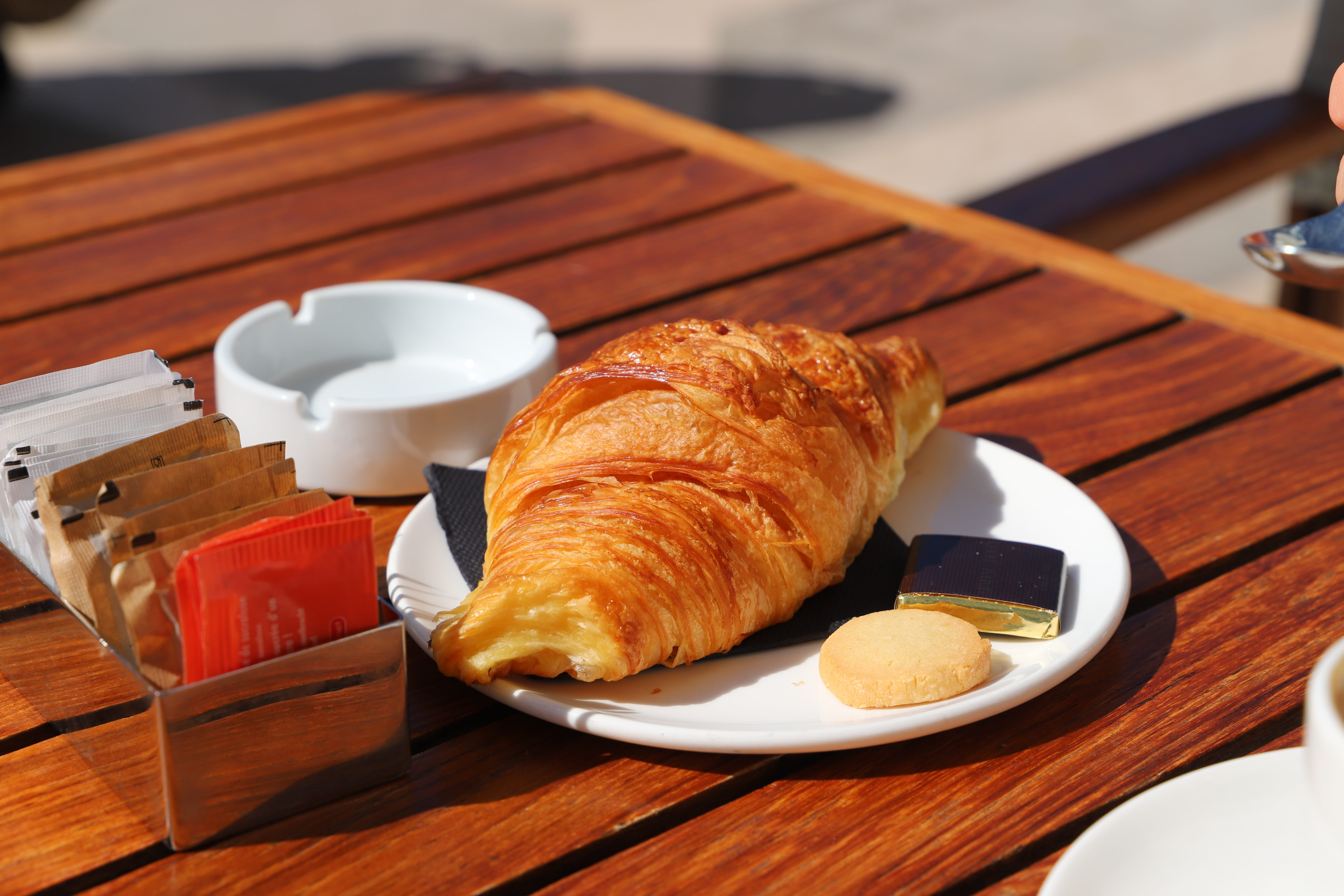 food culture, healthy, lunch, focus on foreground, 5K, jos, supper, table, daytime, croissant, knife, solar, baked, hot, wood - material, brown, mat, traditional, HD Wallpaper