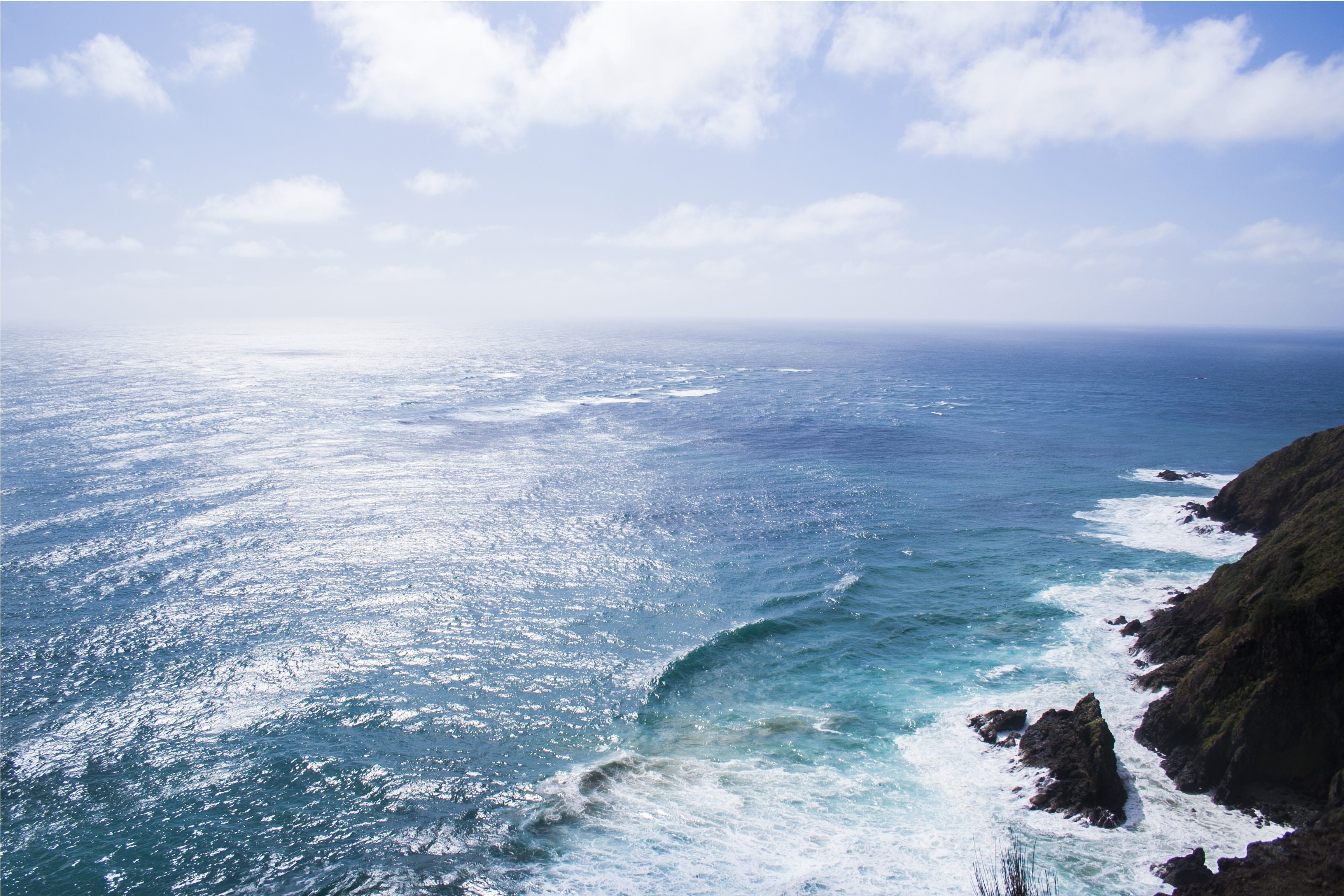 idyllic, horizon, 2K, craggy, daytime, beauty in nature, breaking, day, blue, horizon over water, sea, solid, vertical, nature, seascape, sky, land, power, HD Wallpaper