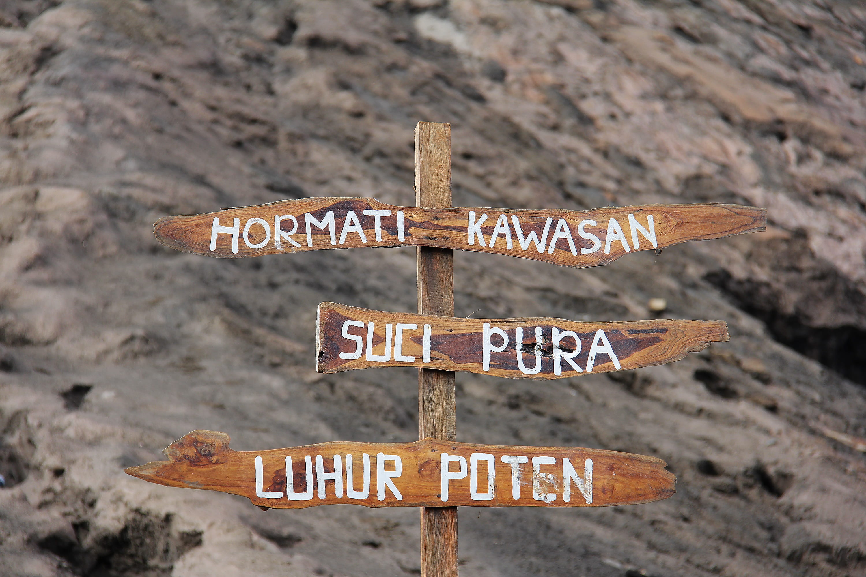 focus on foreground, travel, close-up, people, stone, symbol, road sign, waiting, guidance, stairs, java, traveler, directional sign, western script, vacation, HD Wallpaper