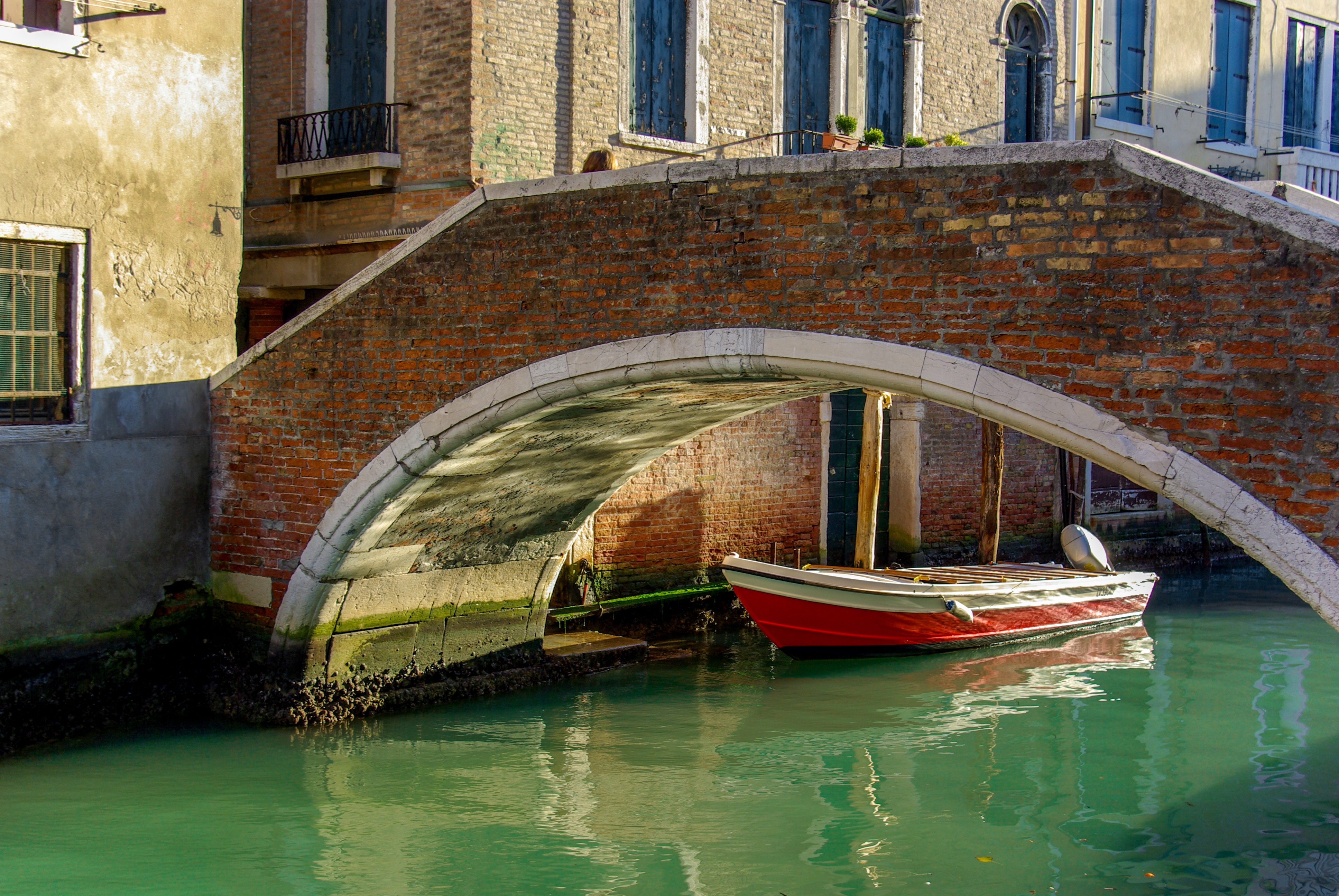 bridge - man made structure, connection, day, mode of transportation, italy, bridge, venice, building exterior, architecture, brick, window, waterfront, HD Wallpaper