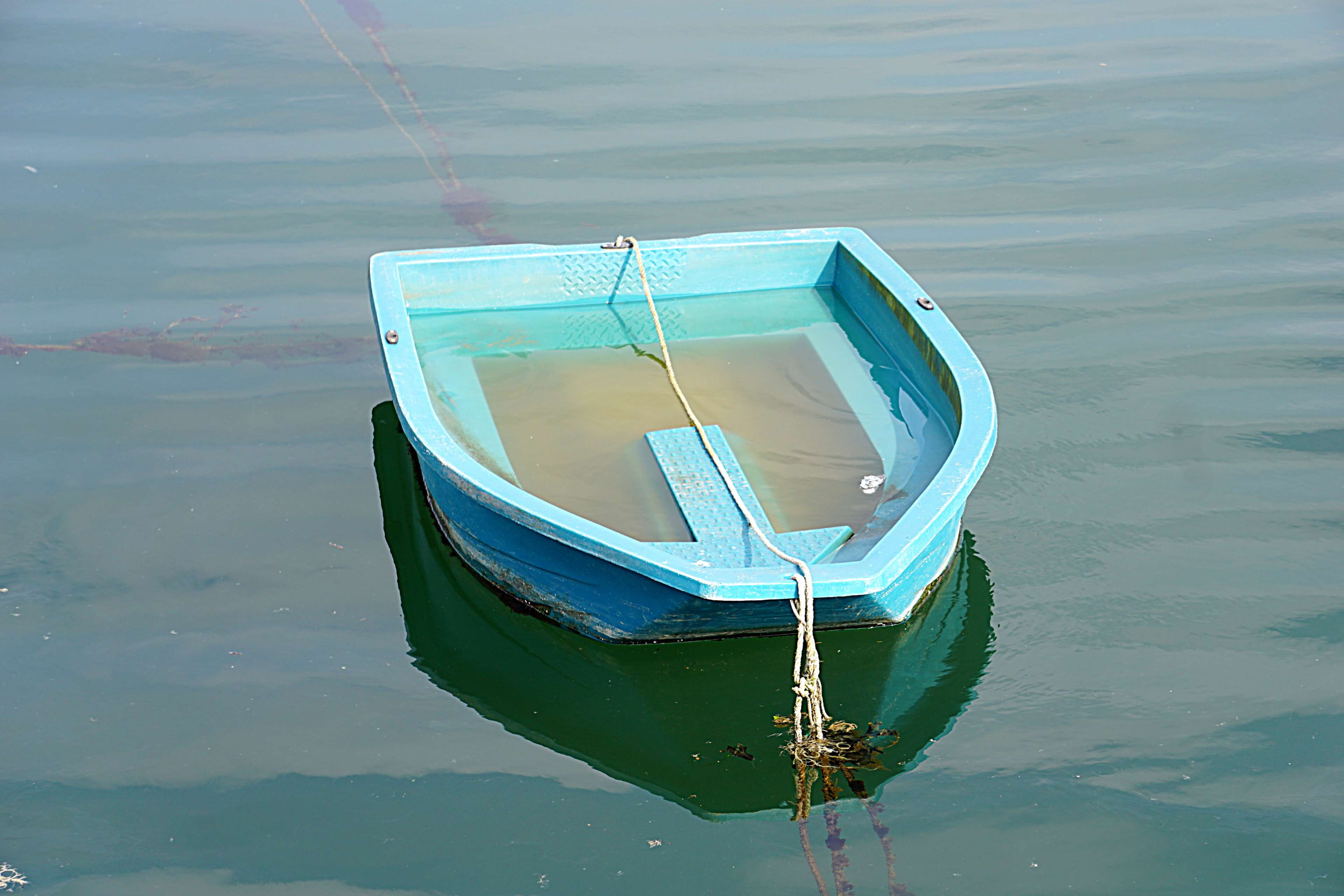 barque, nature, couleurs, blue, reflection, rowboat, high angle view, eau, floating, rope, transportation, moored, floating on water, 4K, reflets, sea, HD Wallpaper