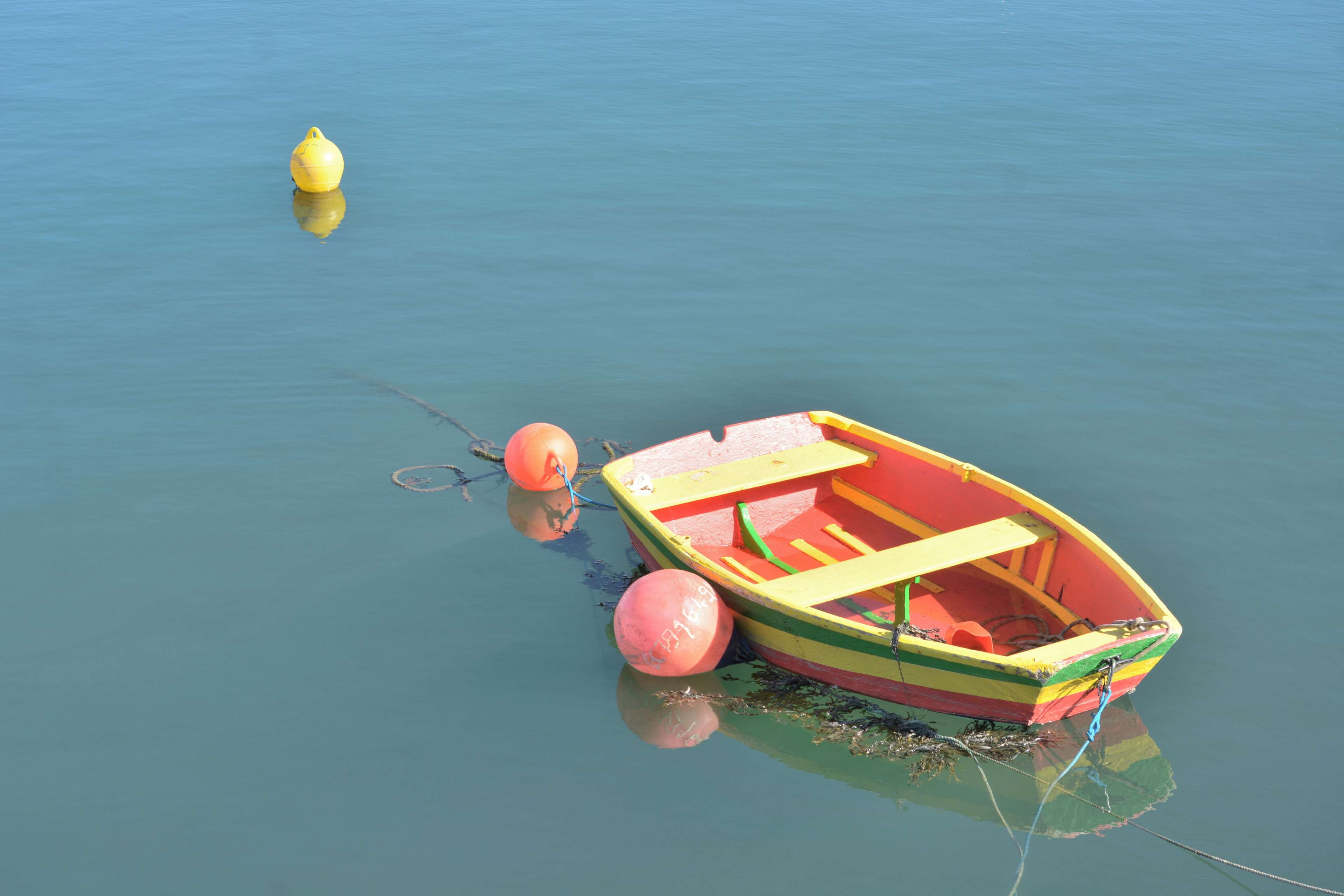 floating on water, 4K, beauty in nature, calme, no people, barque, mode of transportation, eau, nature, rowboat, etang, high angle view, tranquility, la navigation, HD Wallpaper