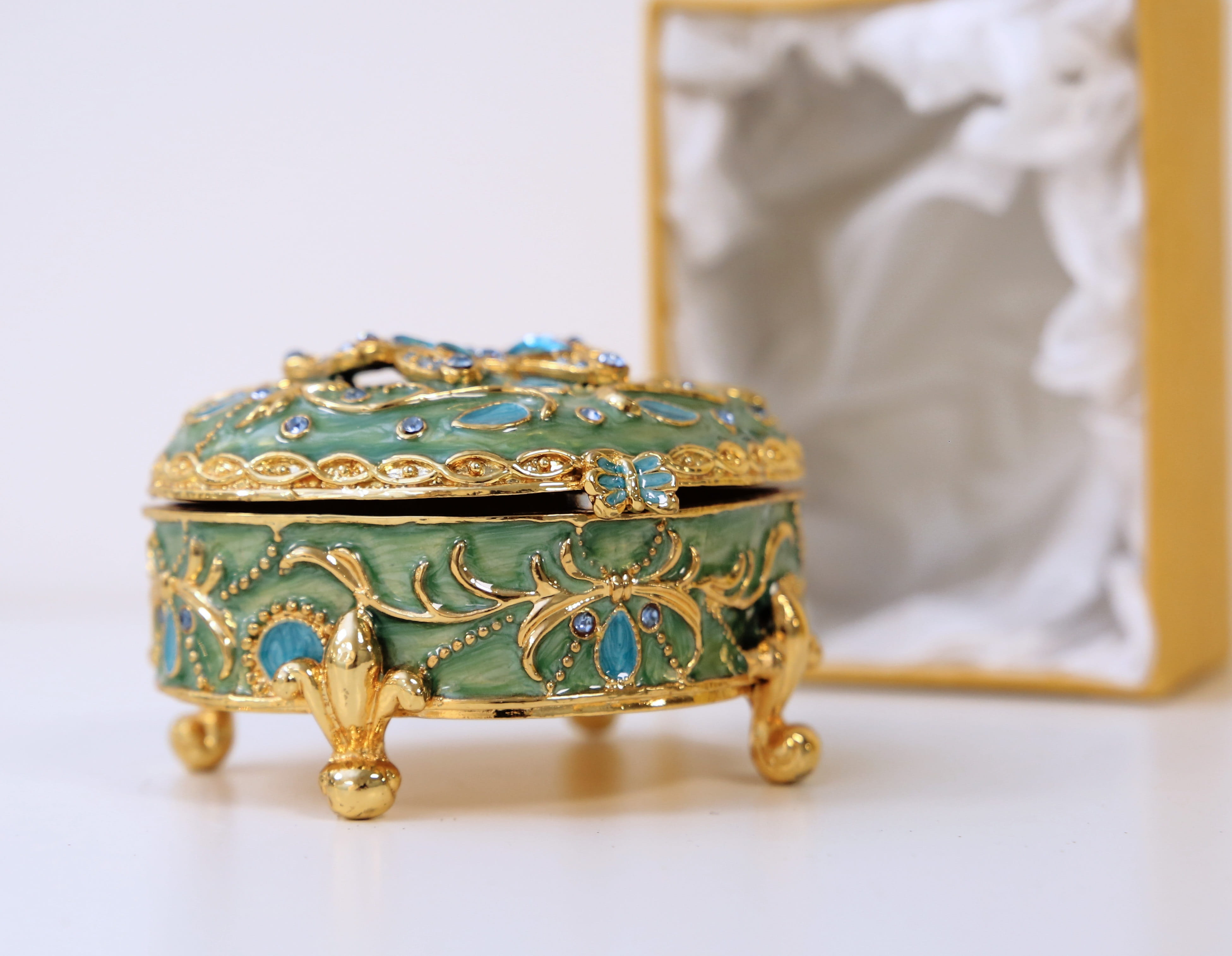 focus on foreground, precious gem, metal, treasure, gift, decoration, wood, design, isolate, gold colored, antique, floral pattern, single object, wealth, HD Wallpaper
