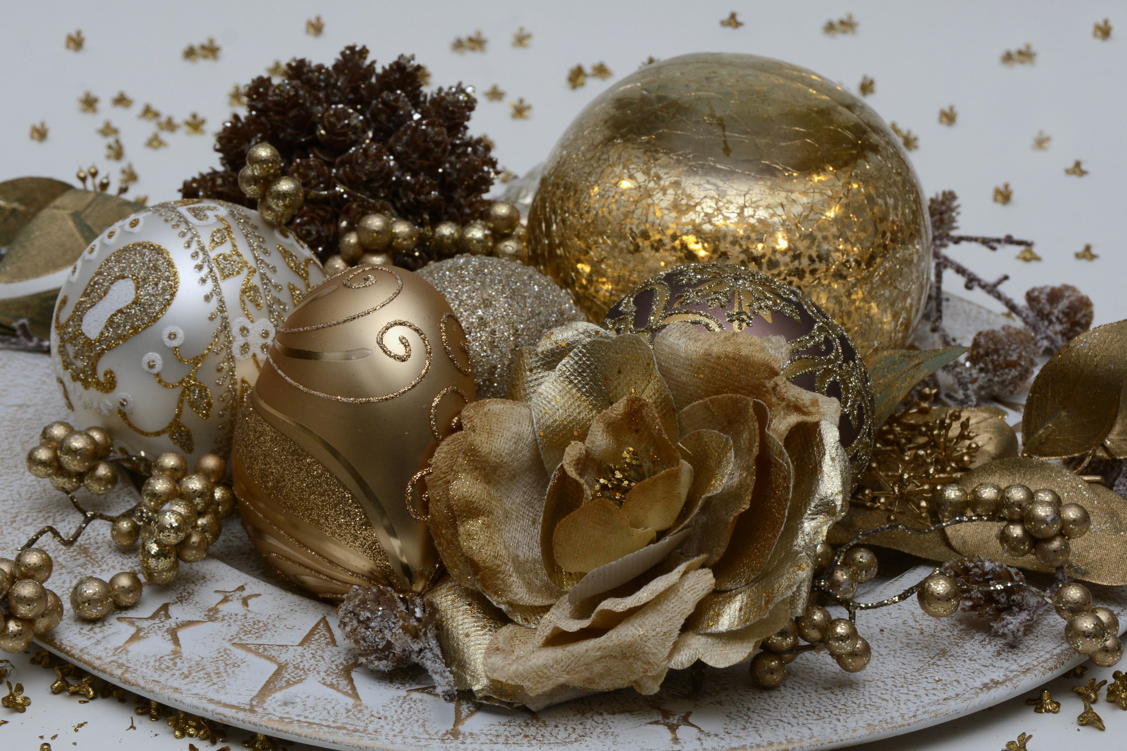 creativity, balls, christmas time, advent, no people, decorative, food, flowers, christmas, pattern, indoors, golden, table, large group of objects, close-up, HD Wallpaper