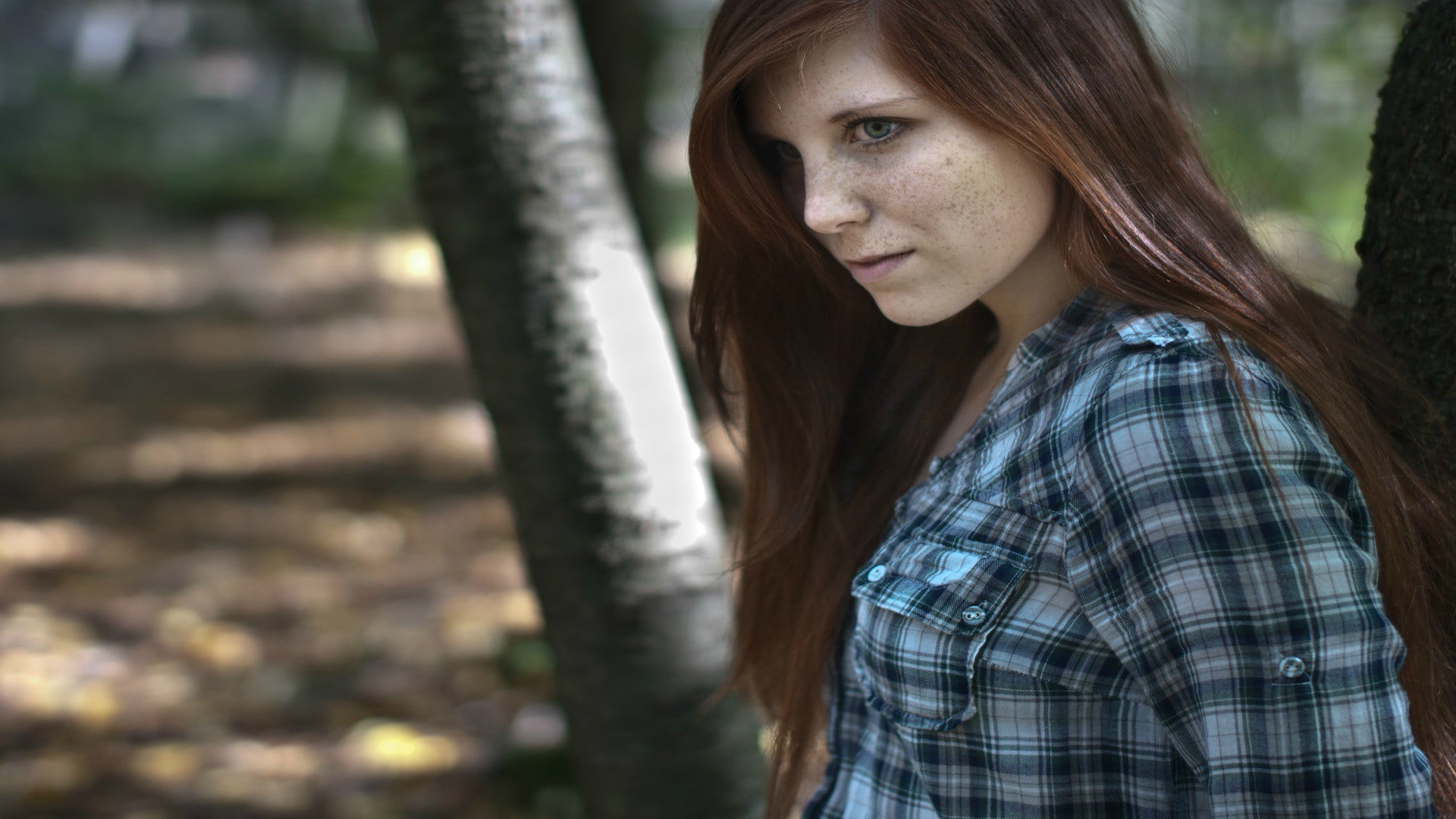 beauty, model, outdoors, trunk, women outdoors, long hair, freckles, one person, 1080P, checkered, redhead, woodland, tree trunk, adult, contemplation, HD Wallpaper