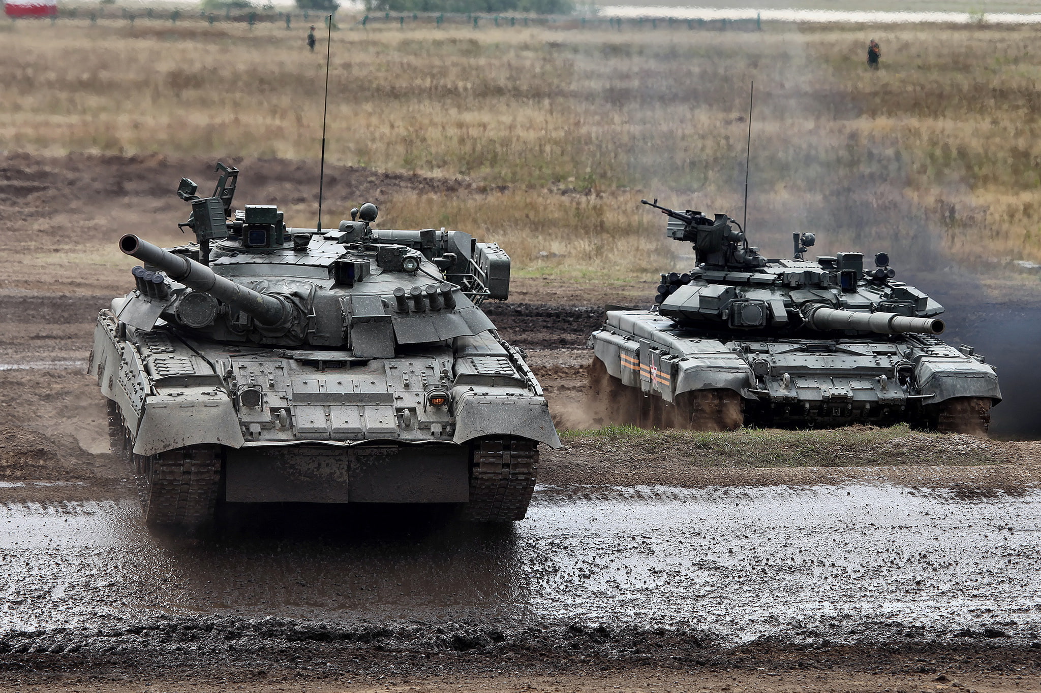day, dirt, conflict, transportation, tanks, aggression, armored tank, fighting, outdoors, polygon, side view, two, army soldier, armed forces, military training, HD Wallpaper