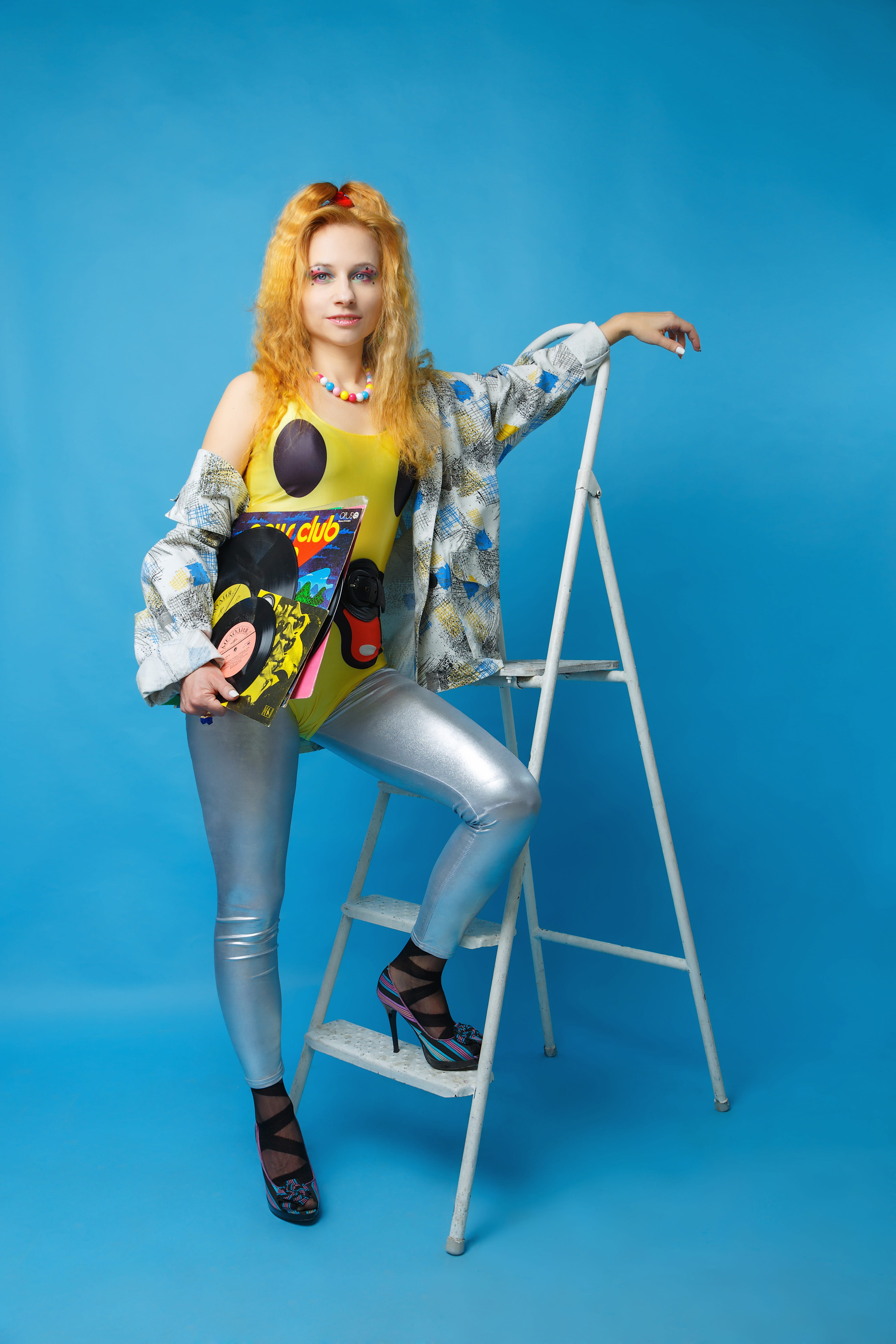 beauty, young adult, disk, ladder, vinyl, young women, colored background, portrait, beautiful woman, fashion 80 years, studio shot, hair, looking at camera, Phone HD Wallpaper