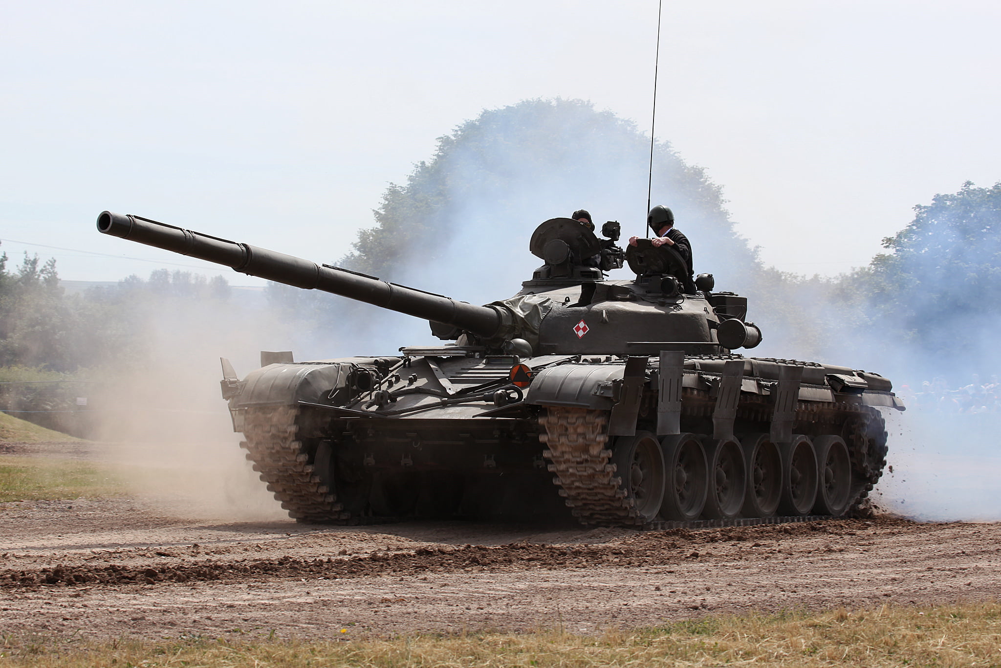army, rear view, cannon, two people, 1080P, transportation, aggression, T-72, day, sky, outdoors, tank, armor, mode of transportation, military, nature, HD Wallpaper