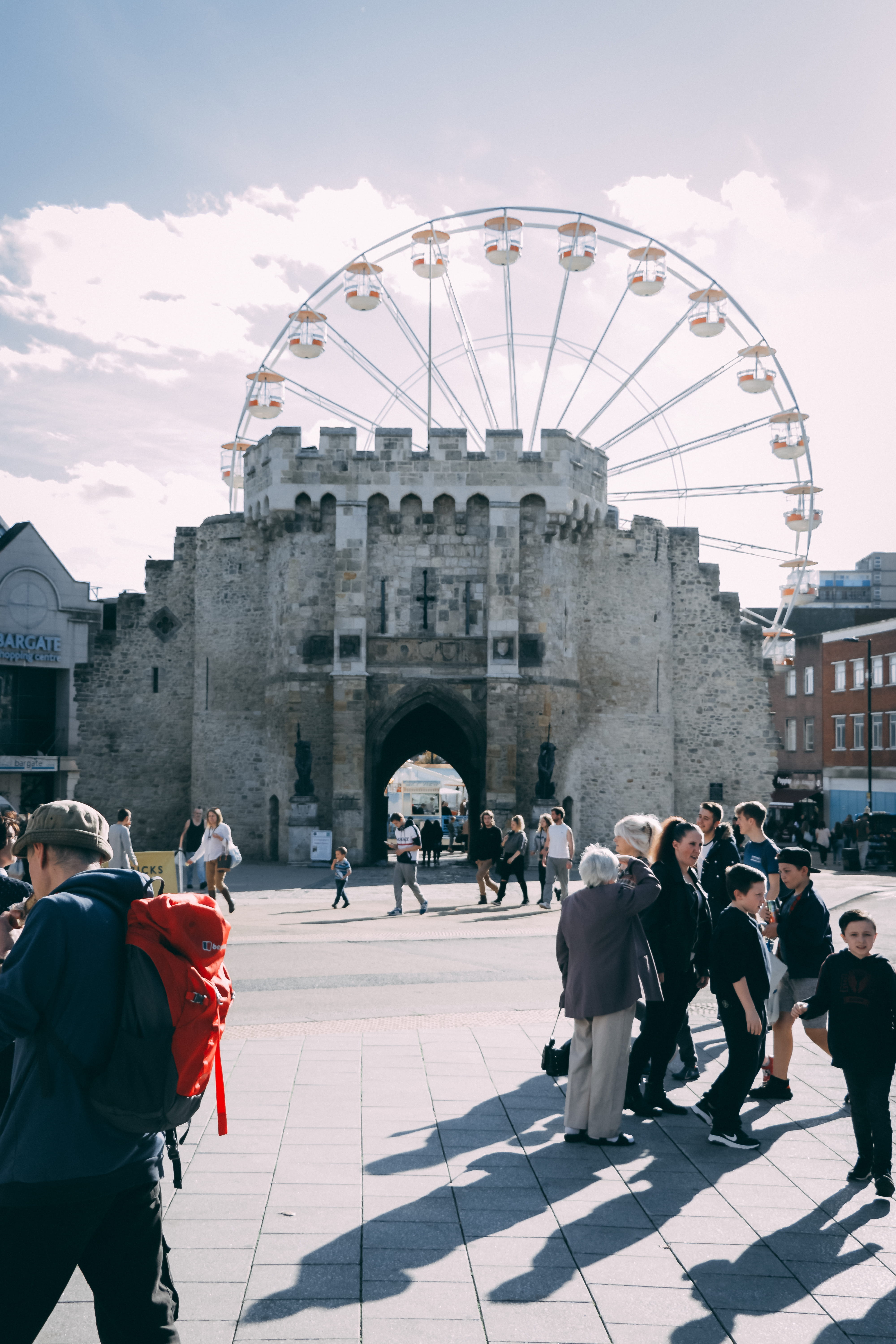 ferris wheel, group of people, southampton, leisure activity, city, sunlight, historical, adult, 5K, outdoors, people, wall, amusement park ride, amusement park, Phone HD Wallpaper