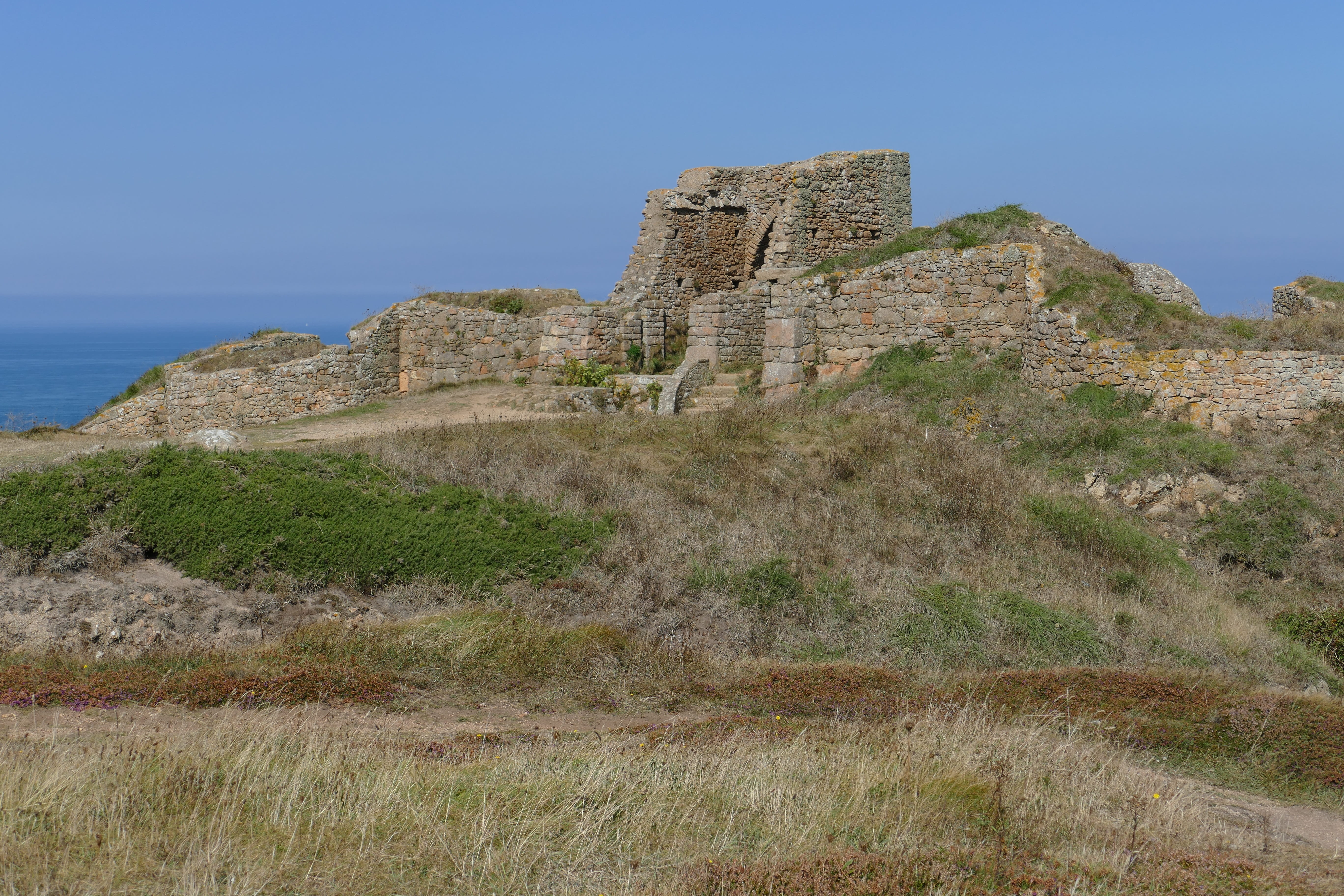 archaeology, building exterior, outdoors, history, ancient, Jersey, sky, building, grosnez castle, ruined, bluff, no people, island of jersey, the past, HD Wallpaper