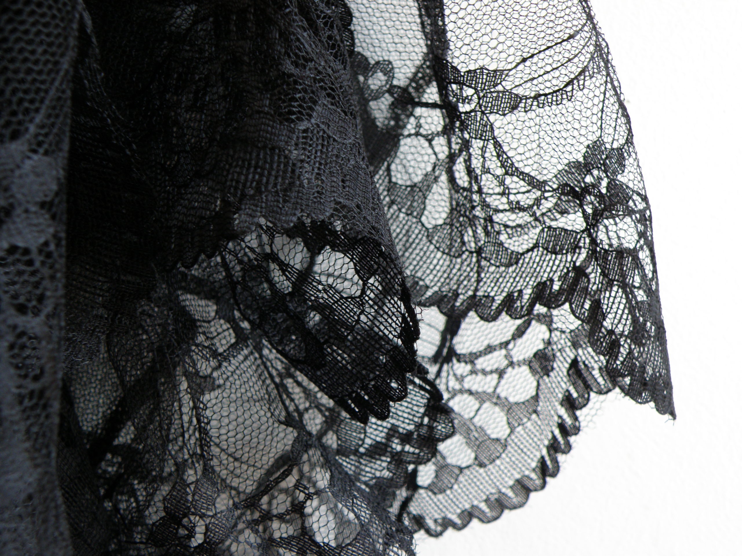 day, netting, 2K, lifestyles, lace - textile, young women, mesh, clothing, fashion, veil, skirt, women, black, textile, indoors, pattern, tulle, close-up, HD Wallpaper