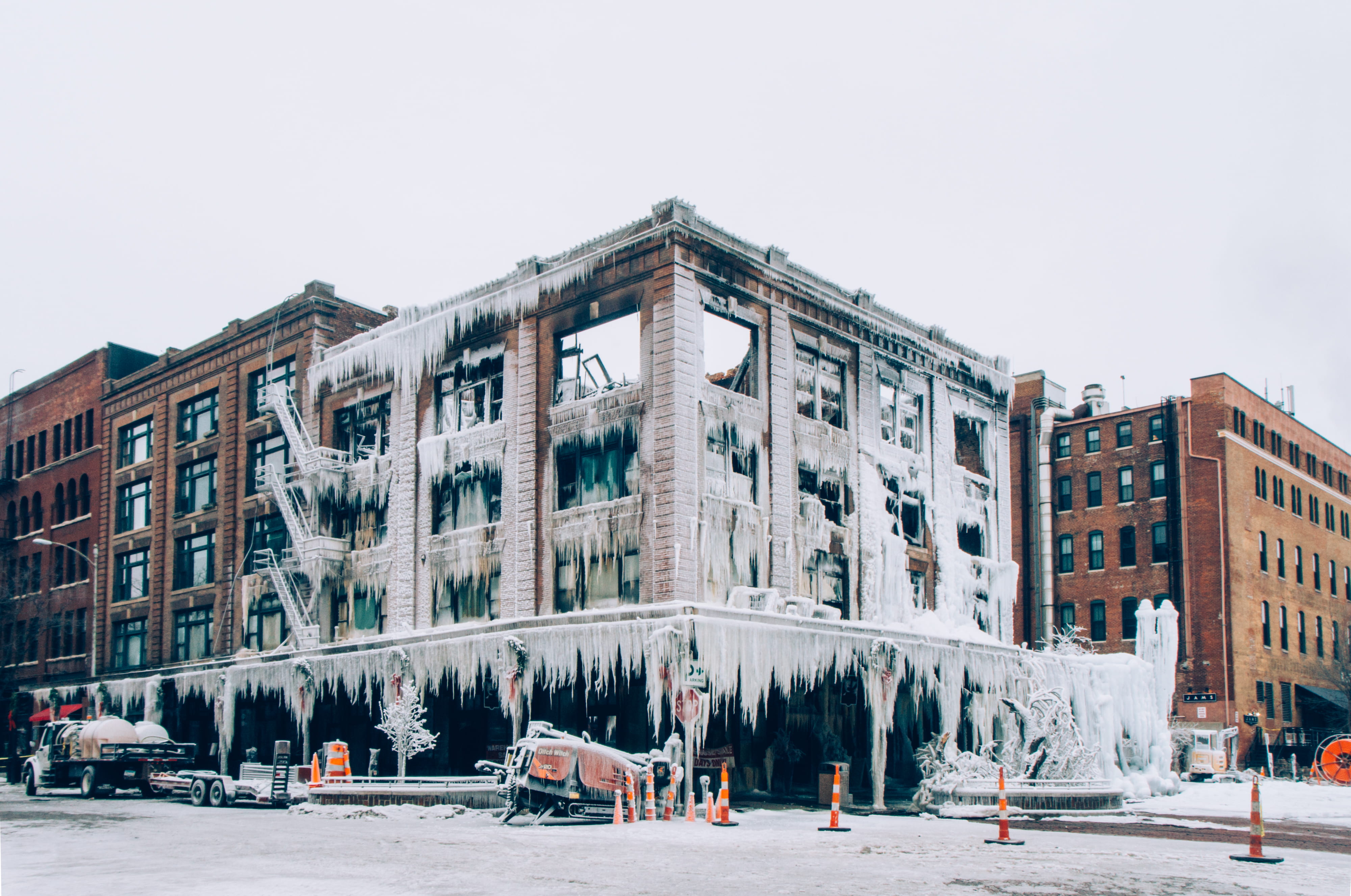 ze, icicle, transportation, facade, daytime, destruction, brown, snow, building exterior, sky, building, gray, 4K, old market, incidental people, frozen, HD Wallpaper