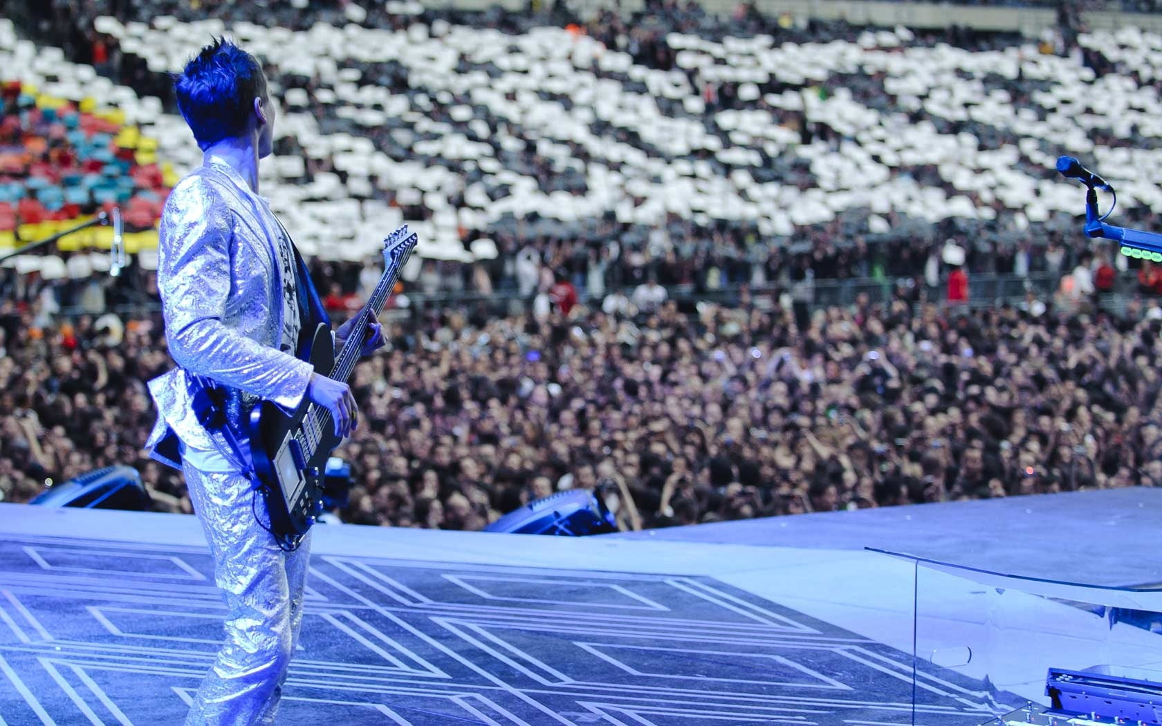 stage, full length, real people, crowd, jacket, 720P, cultures, muse, men, incidental people, event, group of people, lifestyles, costume, excitement, HD Wallpaper