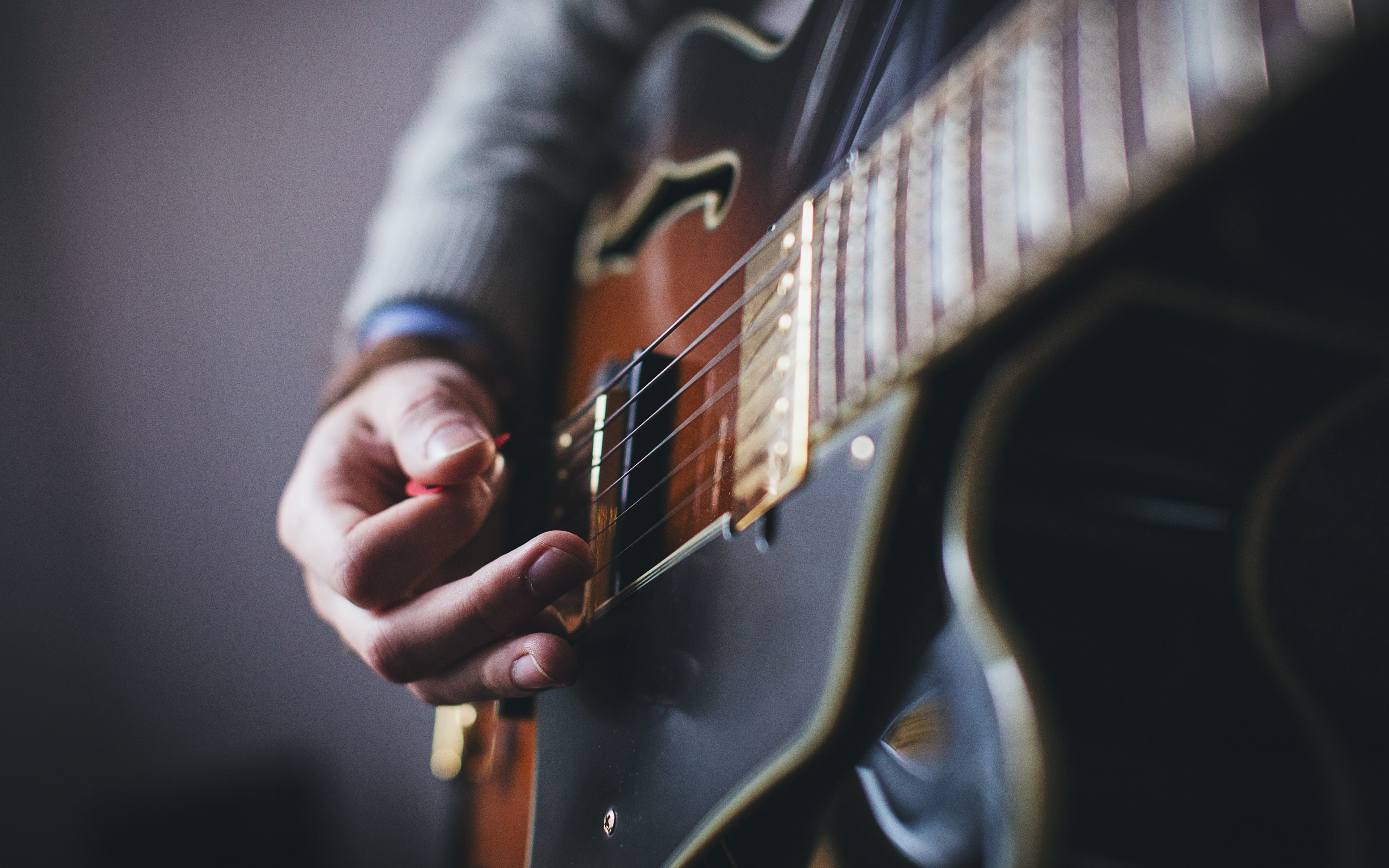 guitar, hand backgrounds, download 3840x2400 guitar, mediator guitare, 4K, HD Wallpaper