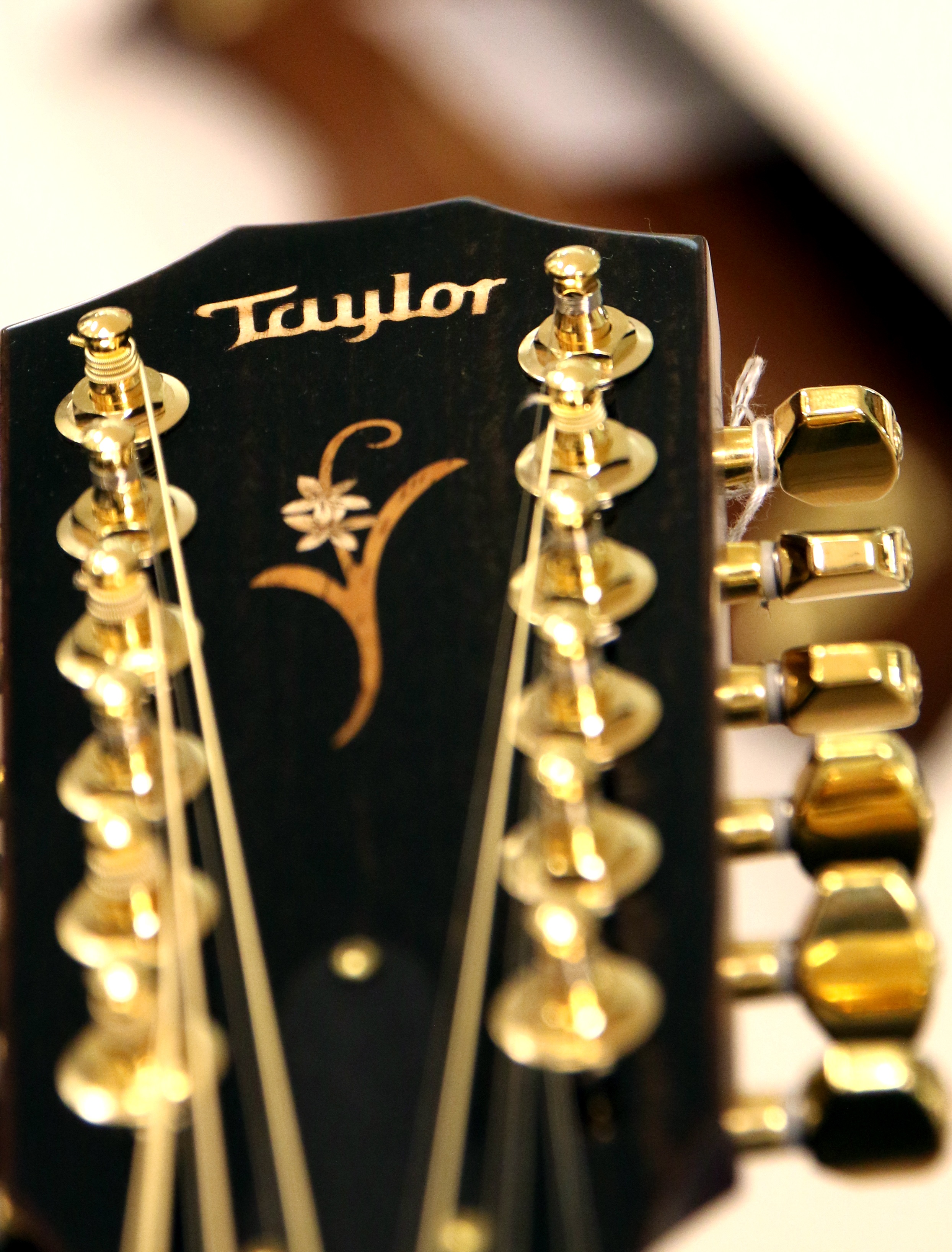 communication, amplifier, music, selective focus, equipment, 2K, gold colored, western script, musical instrument, guitar head, guitar, acoustics, musical equipment, Phone HD Wallpaper
