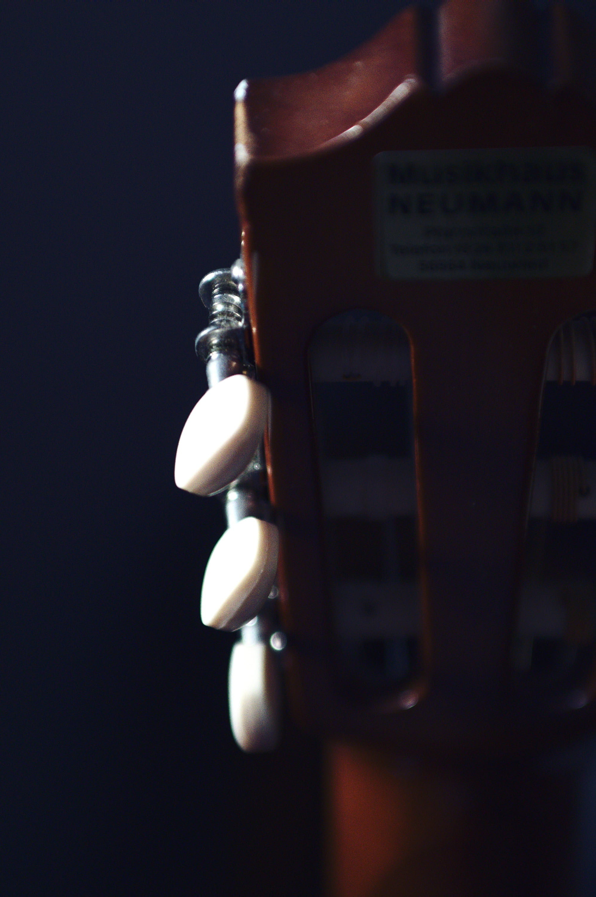 communication, headstock, electricity, selective focus, studio shot, still life, single object, musical, connection, black background, indoors, 2K, music, Phone HD Wallpaper