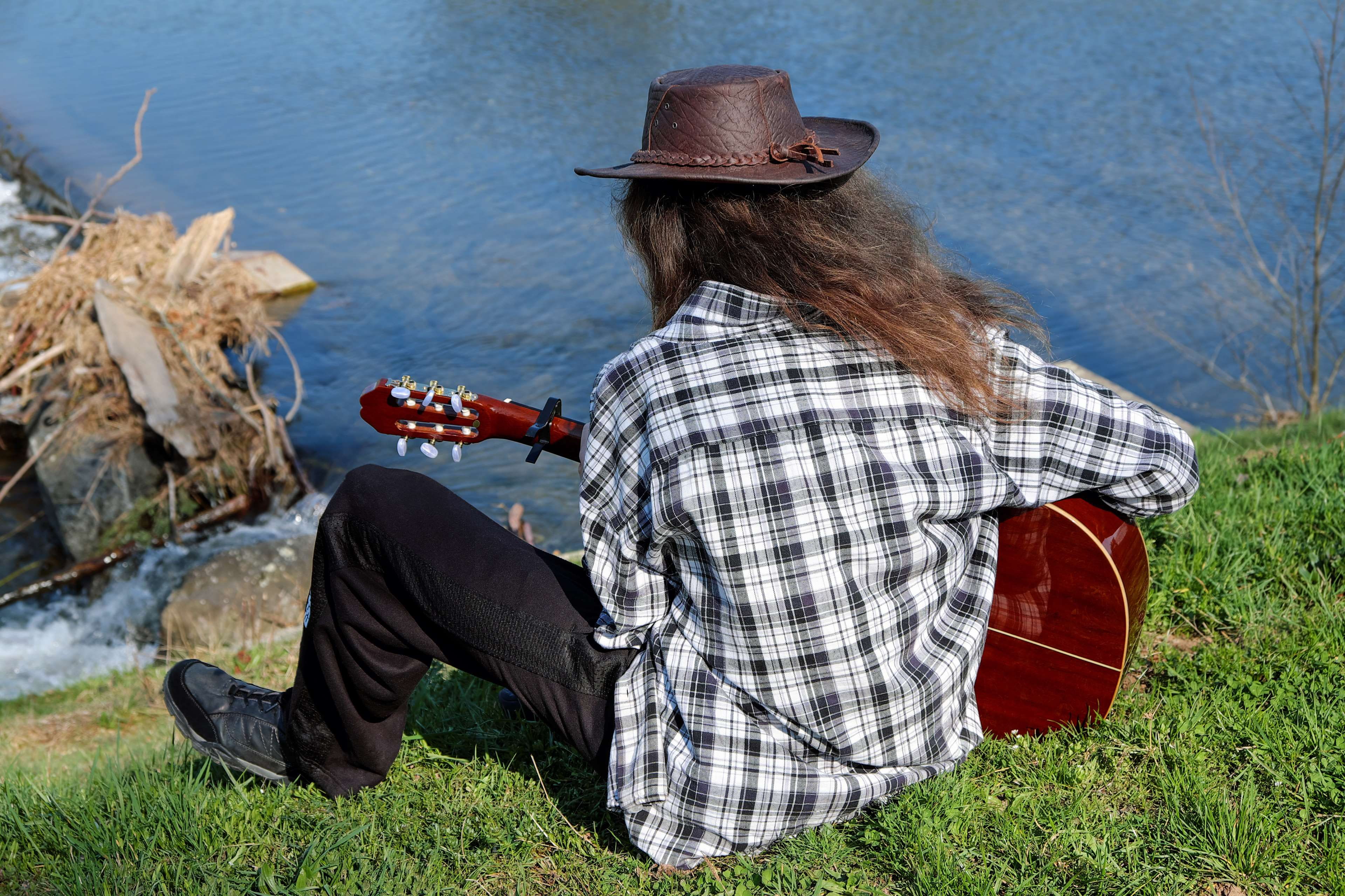 women, soundbody, lake, plays, casual clothing, guitar player, stringed instrument, real people, outdoors, hairstyle, play guitar, leisure activity, plant, HD Wallpaper