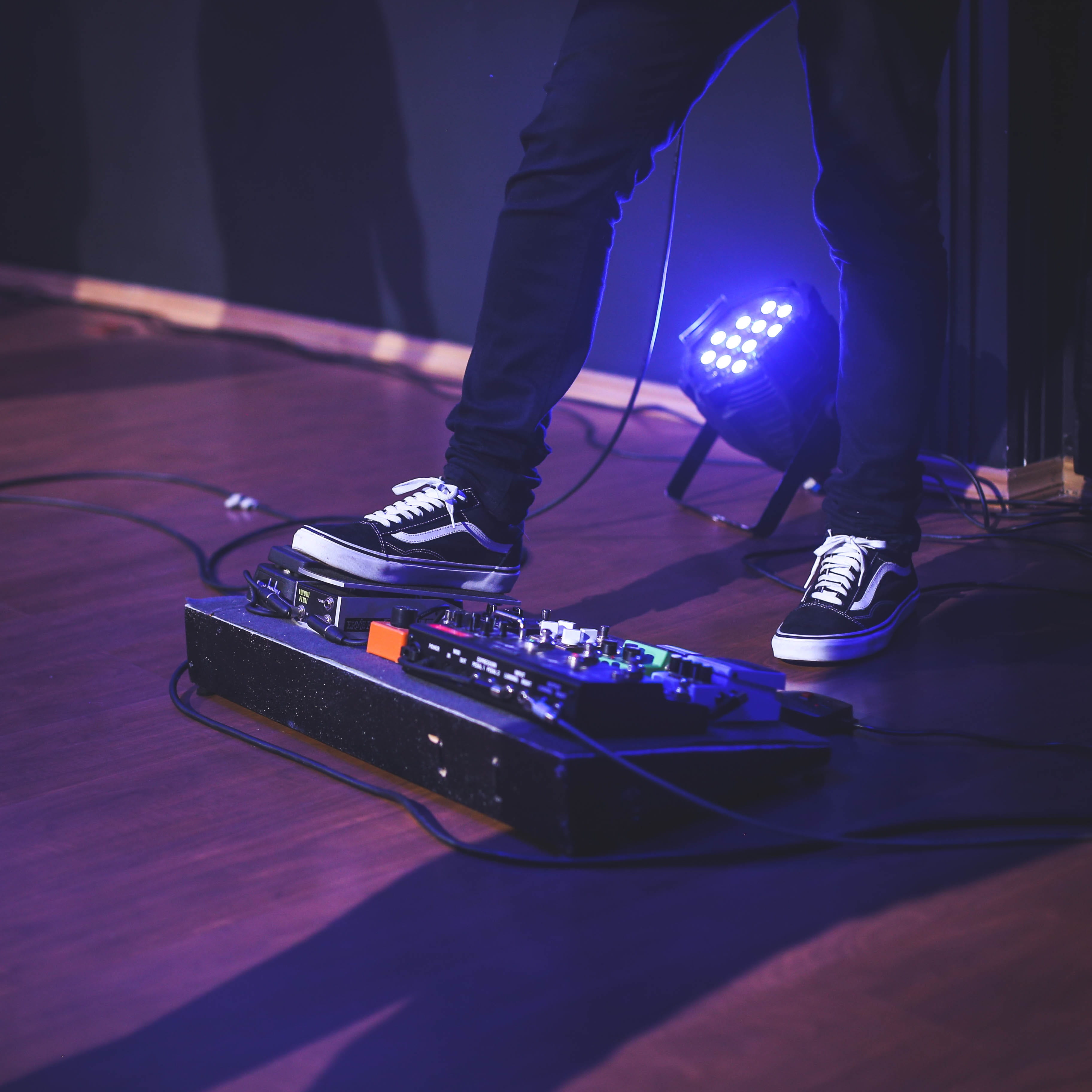 real people, arts culture and entertainment, stage - performance space, sound, musician, shoe, equipments, ropes, music, human foot, instrument, acoustic, Phone HD Wallpaper