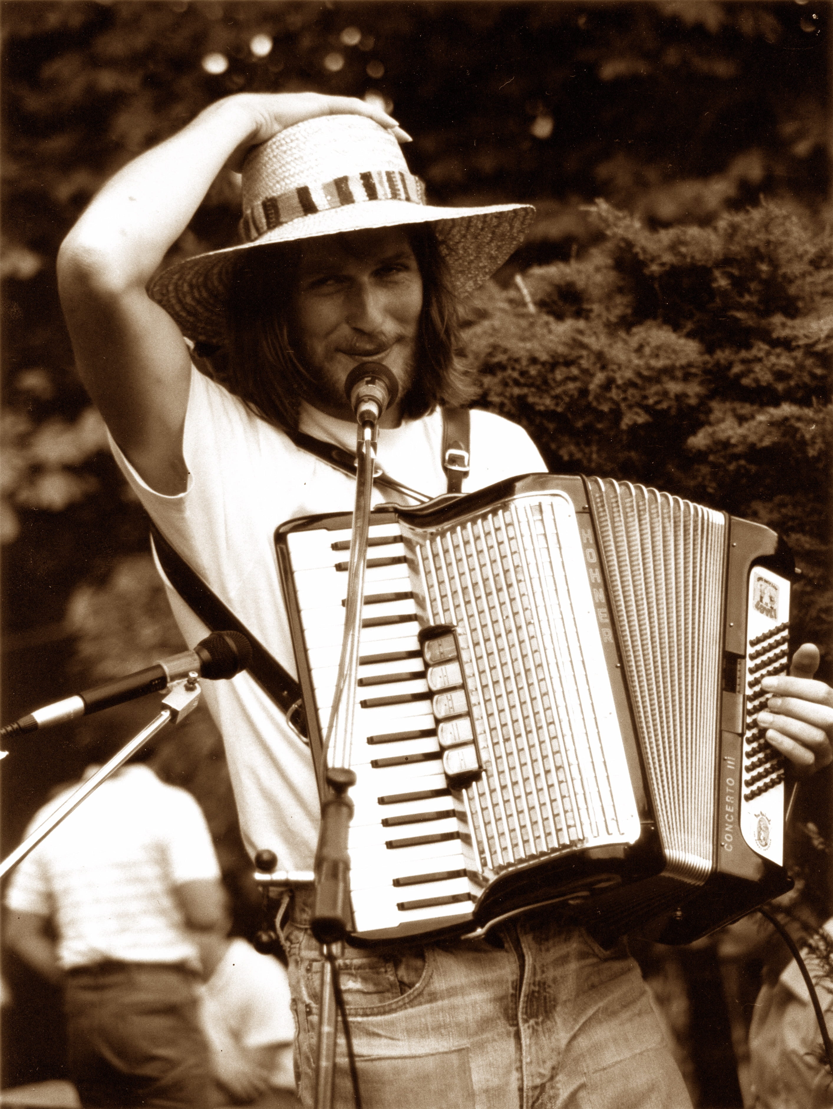 looking at camera, singer, laugh, musician, accordion, instrument, hair, one person, hat, senior adult, musical instrument, art, artist, entertainment, Phone HD Wallpaper