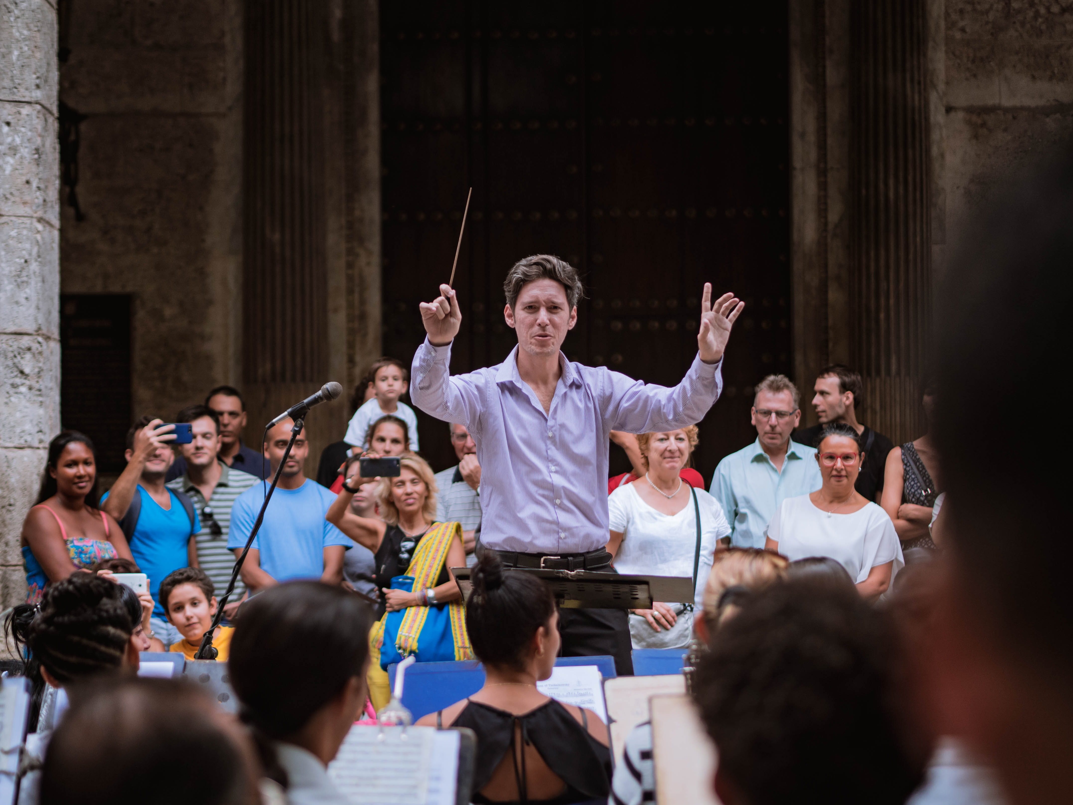 street music, cuba, human arm, music conductor, mature men, females, adult, men, smiling, males, human body part, women, orchestra, happiness, large group of people, HD Wallpaper