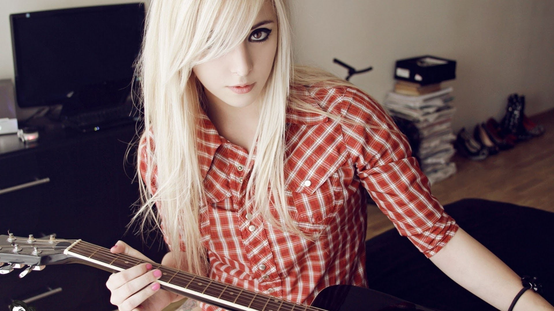 musical instrument, electric guitar, pop musician, arts culture and entertainment, musician, string instrument, blond hair, 1080P, beauty, indoors, guitar blonde dyed hair bessy suicide plaid women, HD Wallpaper