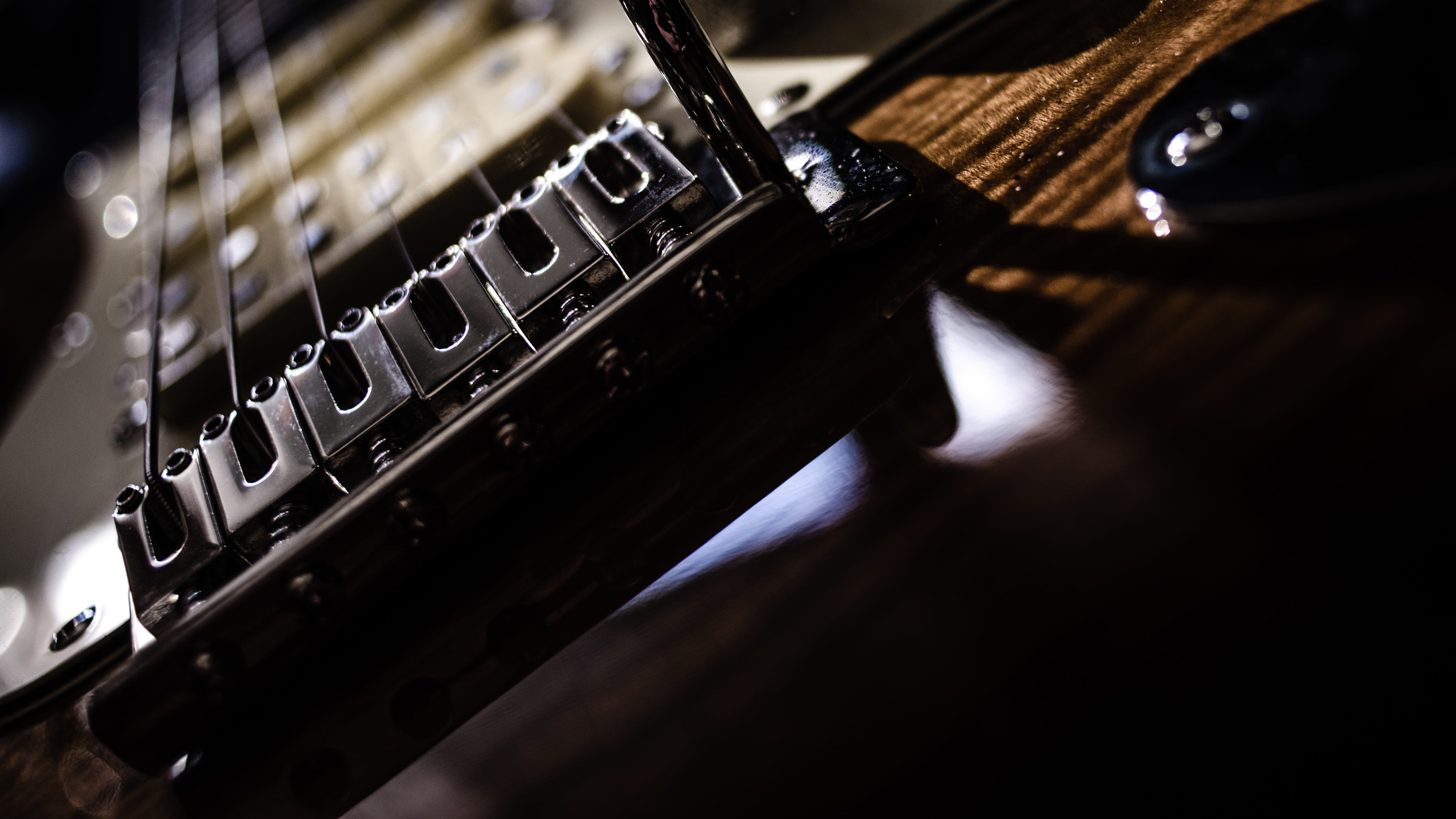 gitarre, no people, arts culture and entertainment, musical instrument string, music, technology, jazz, rock, dark, western script, blues, connection, close-up, HD Wallpaper