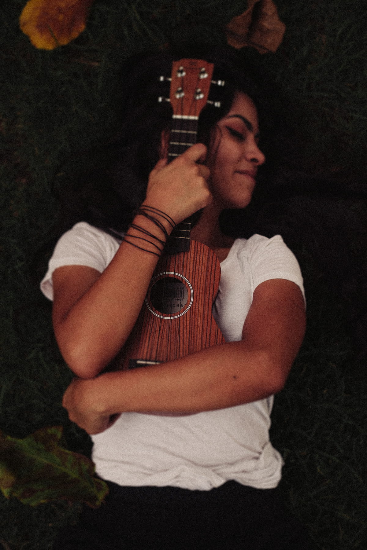 relaxation, real people, lifestyles, recreation, three quarter length, performance, woman, wear, leisure activity, grass, guitar, music, hug, young adult, Phone HD Wallpaper