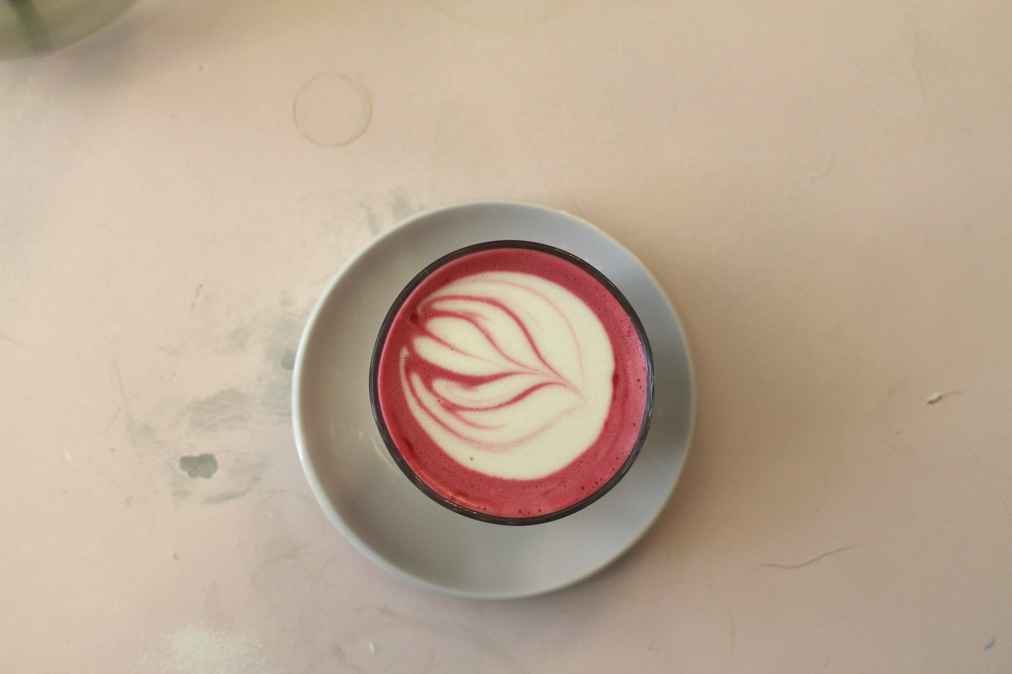 non-alcoholic beverage, froth art, refreshment, london, coffee, indoors, directly above, united kingdom, 2K, velvet latte, drink, saucer, cafe, coffee - drink, HD Wallpaper