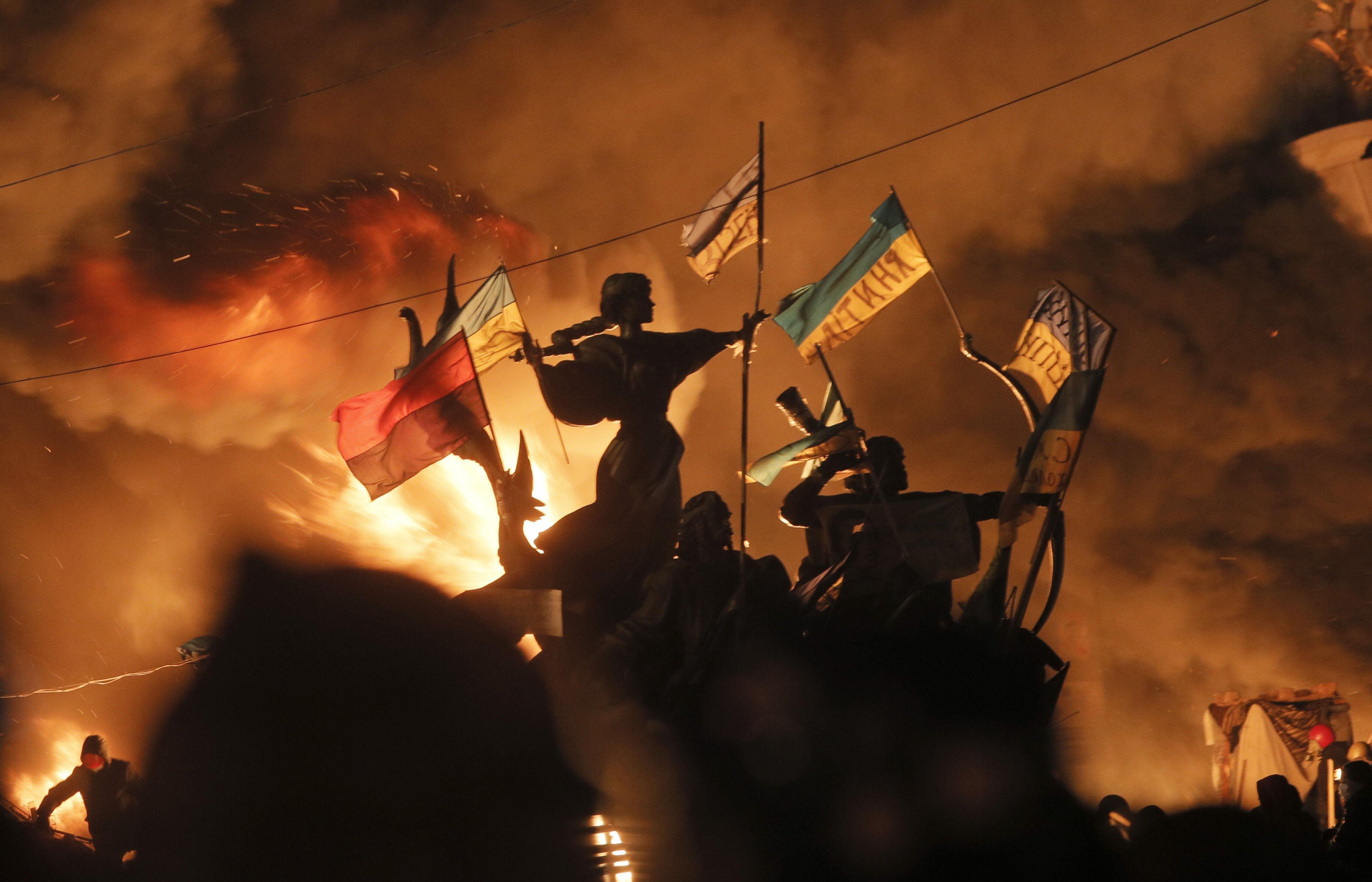 4K, ukraine ukrainians maidan kyiv protestors flag fire, HD Wallpaper