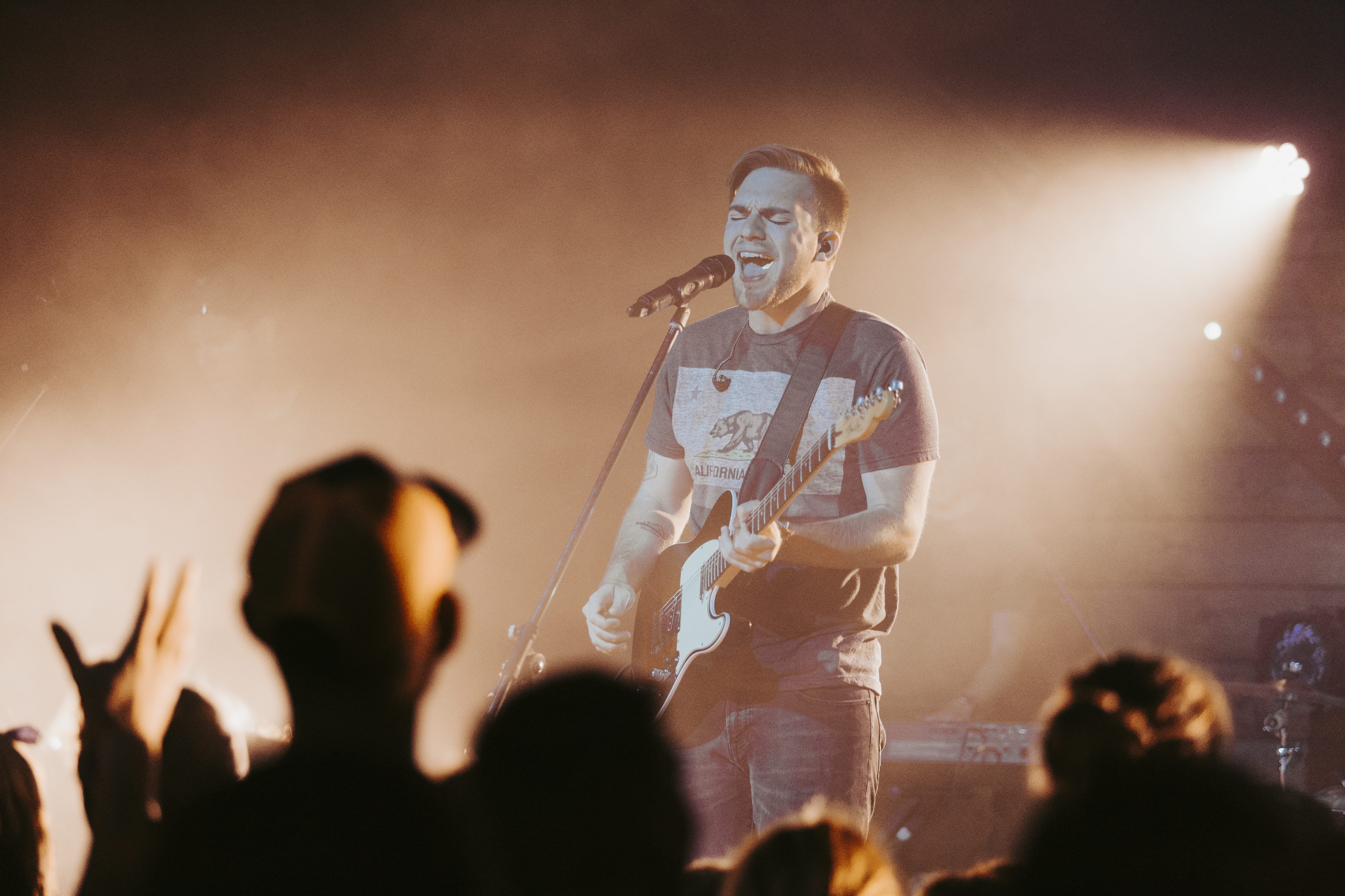 concert, excitement, group of people, microphone, crown, pop musician, stage - performance space, performer, singing, event, camp on the boulder, 5K, enjoyment, HD Wallpaper