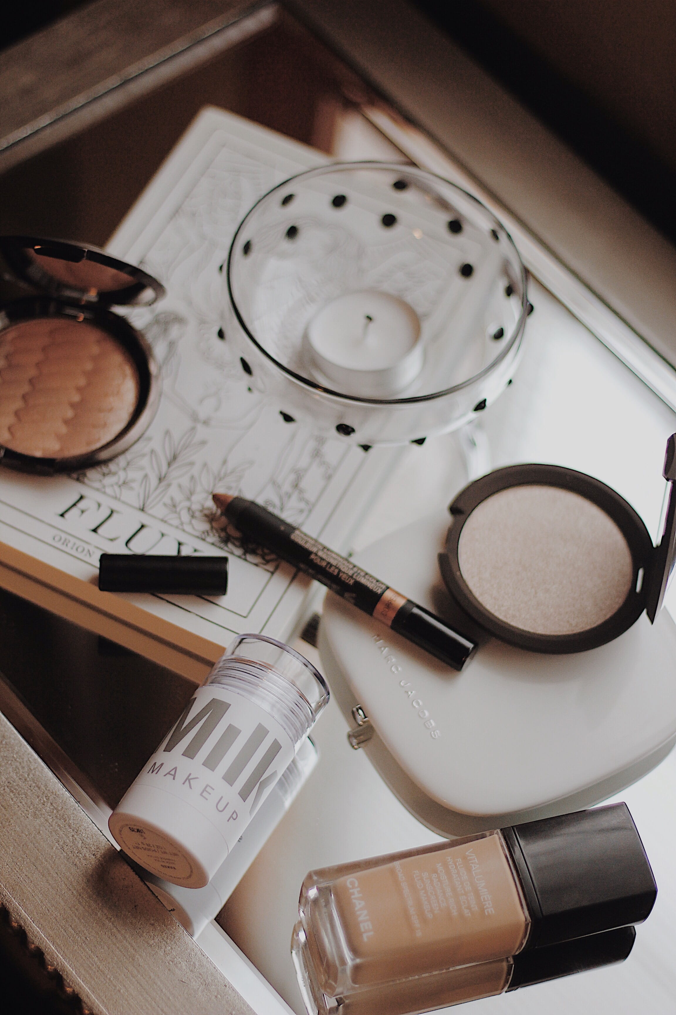 contact lens, choice, saucer, palette, close-up, lab, candle, container, education, furniture, 2K, cooktop, healthcare and medicine, circle, table, lipstick, Phone HD Wallpaper