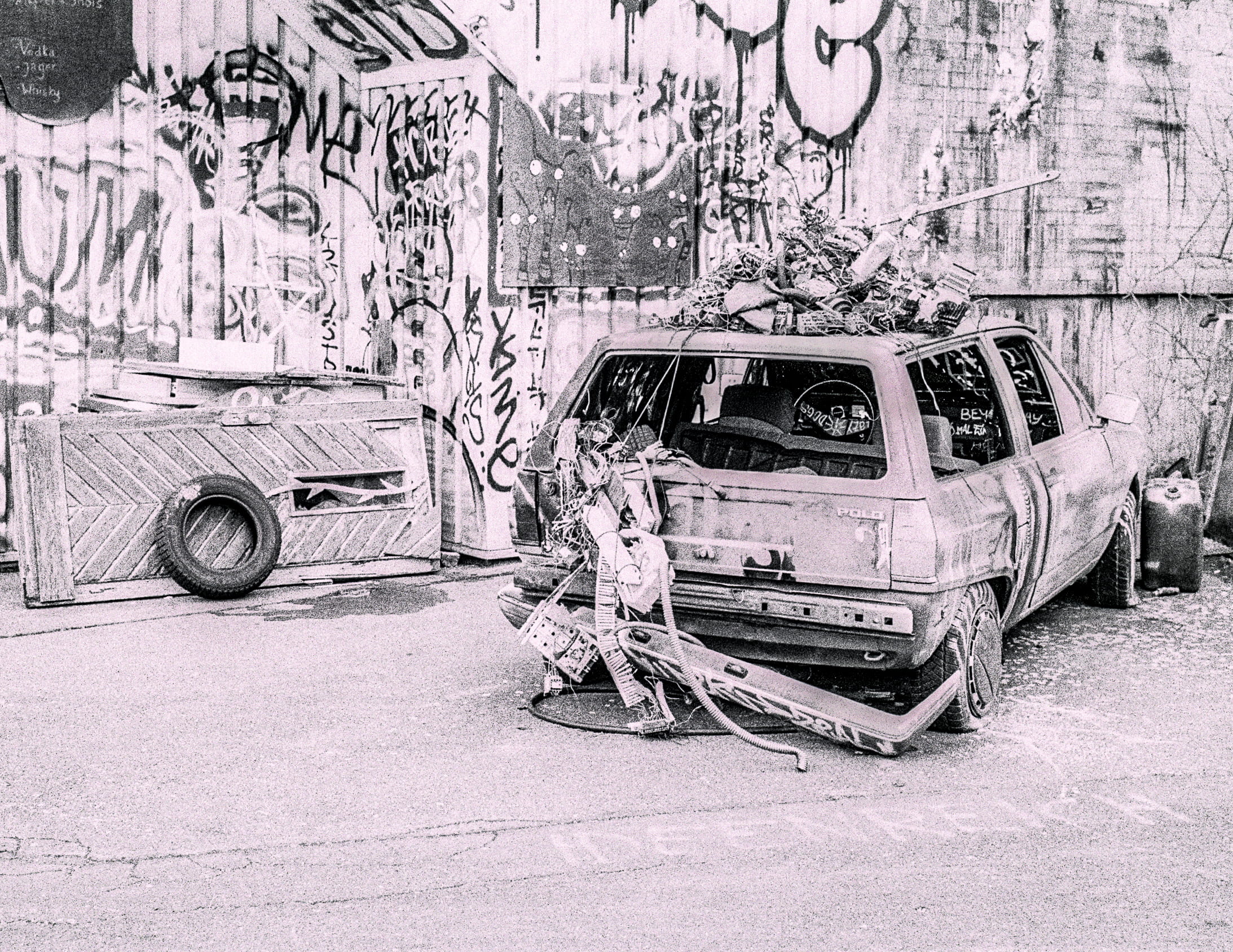 mode of transportation, motor vehicle, outdoors, no people, volkswagen, electronics, wreck, deutschland, crash, travel, germany, graffiti, film, bad condition, HD Wallpaper