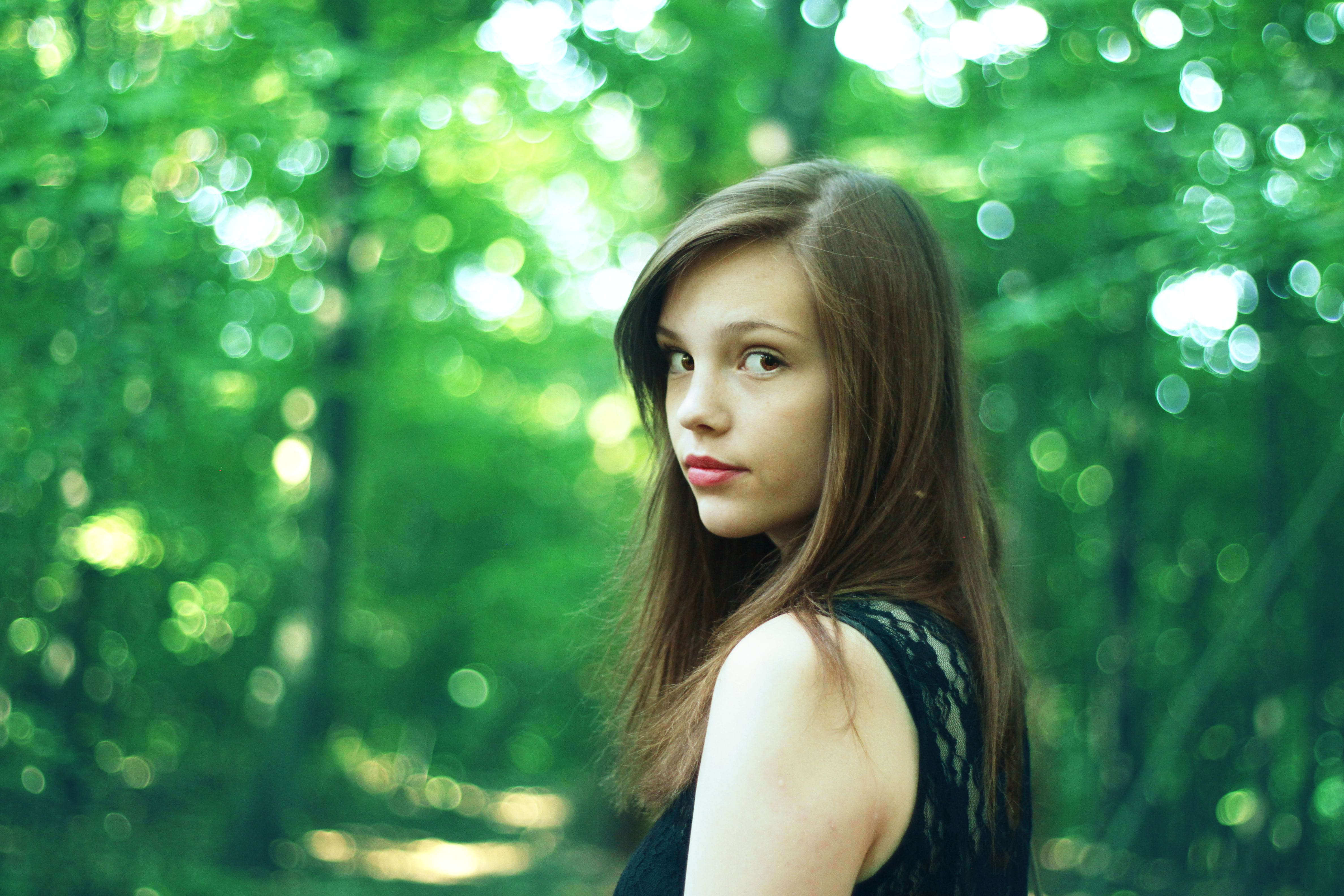 portrait, berlin, light, green color, looking at camera, green, leisure activity, young adult, hairstyle, germany, 4K, teufelsberg, headshot, forest, real people, HD Wallpaper
