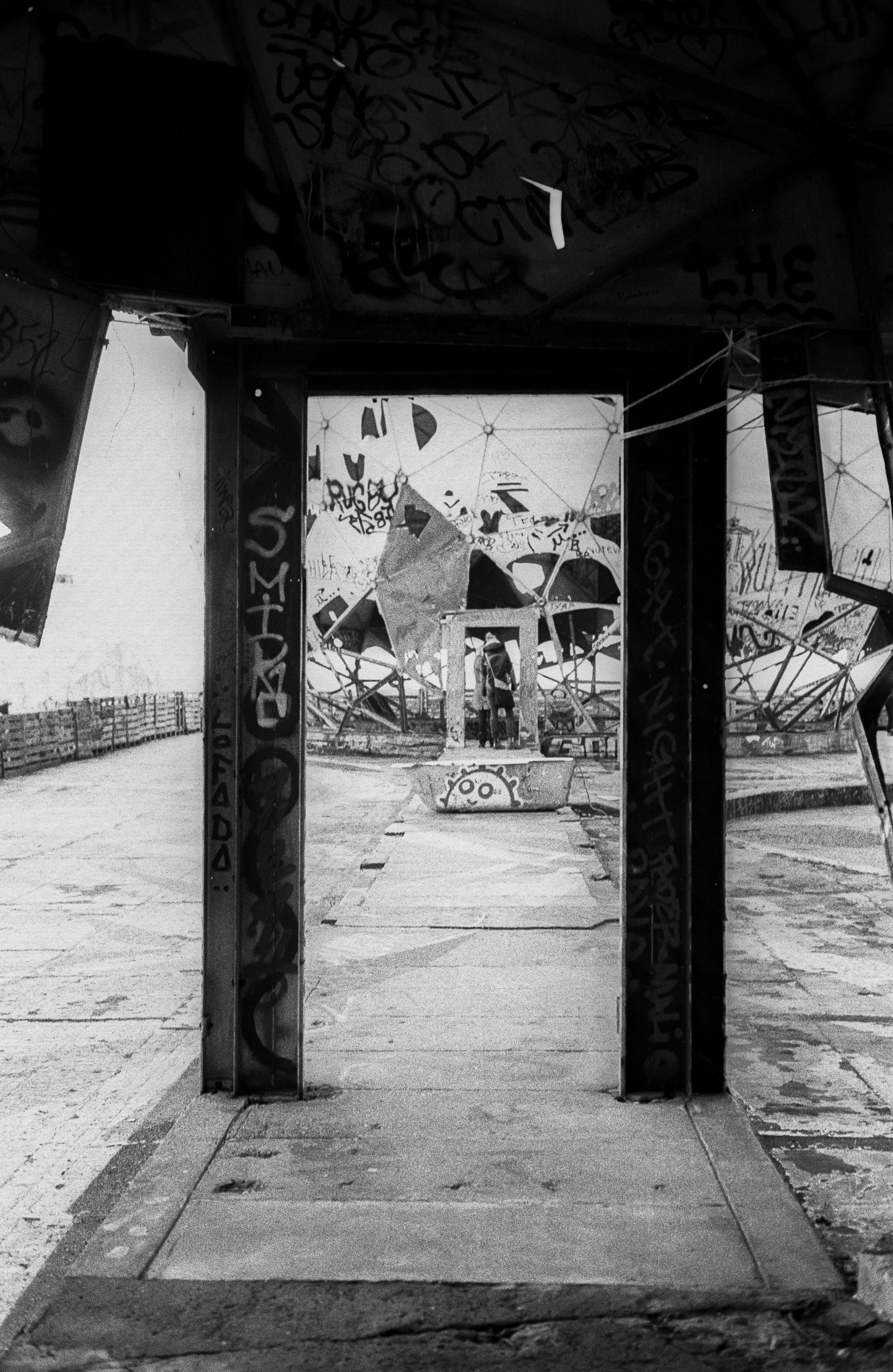 white, sightseeing, script, ilford, de, architecture, communication, empty, analog, tub, building, 35, deutschland, footpath, graffiti, film, europe, olympus, Phone HD Wallpaper