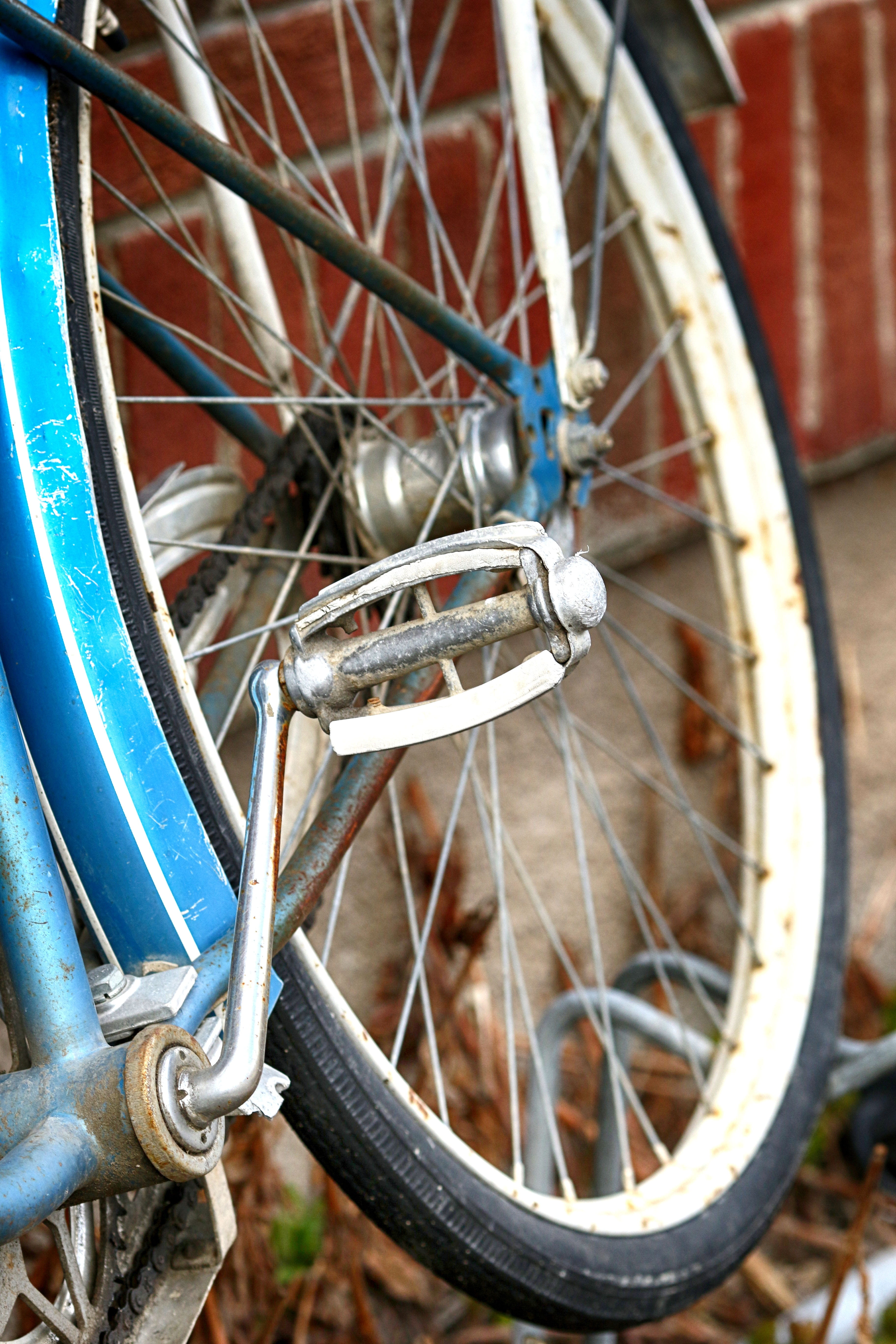 spoke, outdoors, blue, gear, 5K, mode of transportation, bicycle, close-up, vehicle part, transportation, steel, wheel, glazed, travel, land vehicle, axle, Phone HD Wallpaper