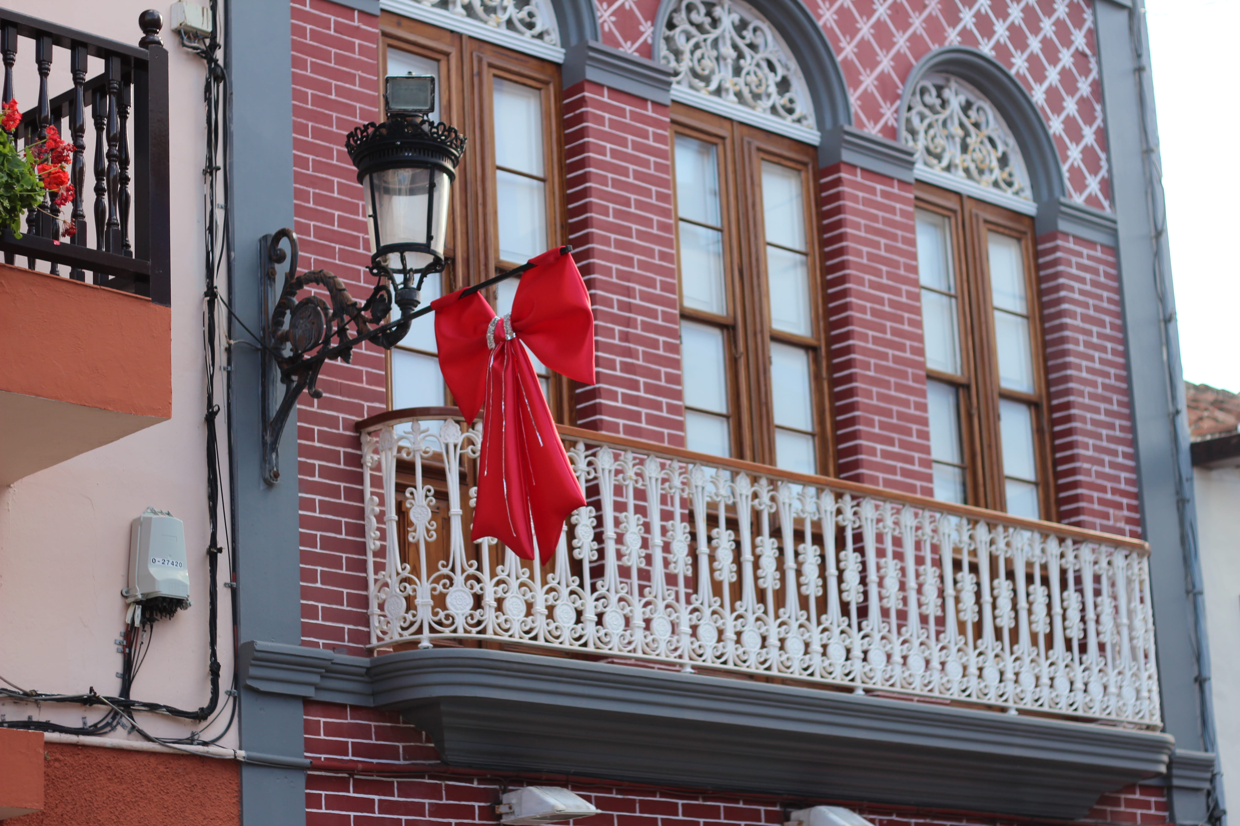ribbon, schleife, geschenk, lighting equipment, deko, gift, bow, decoration, outdoors, day, christmas, present, dekoration, building, weihnachten, red, HD Wallpaper