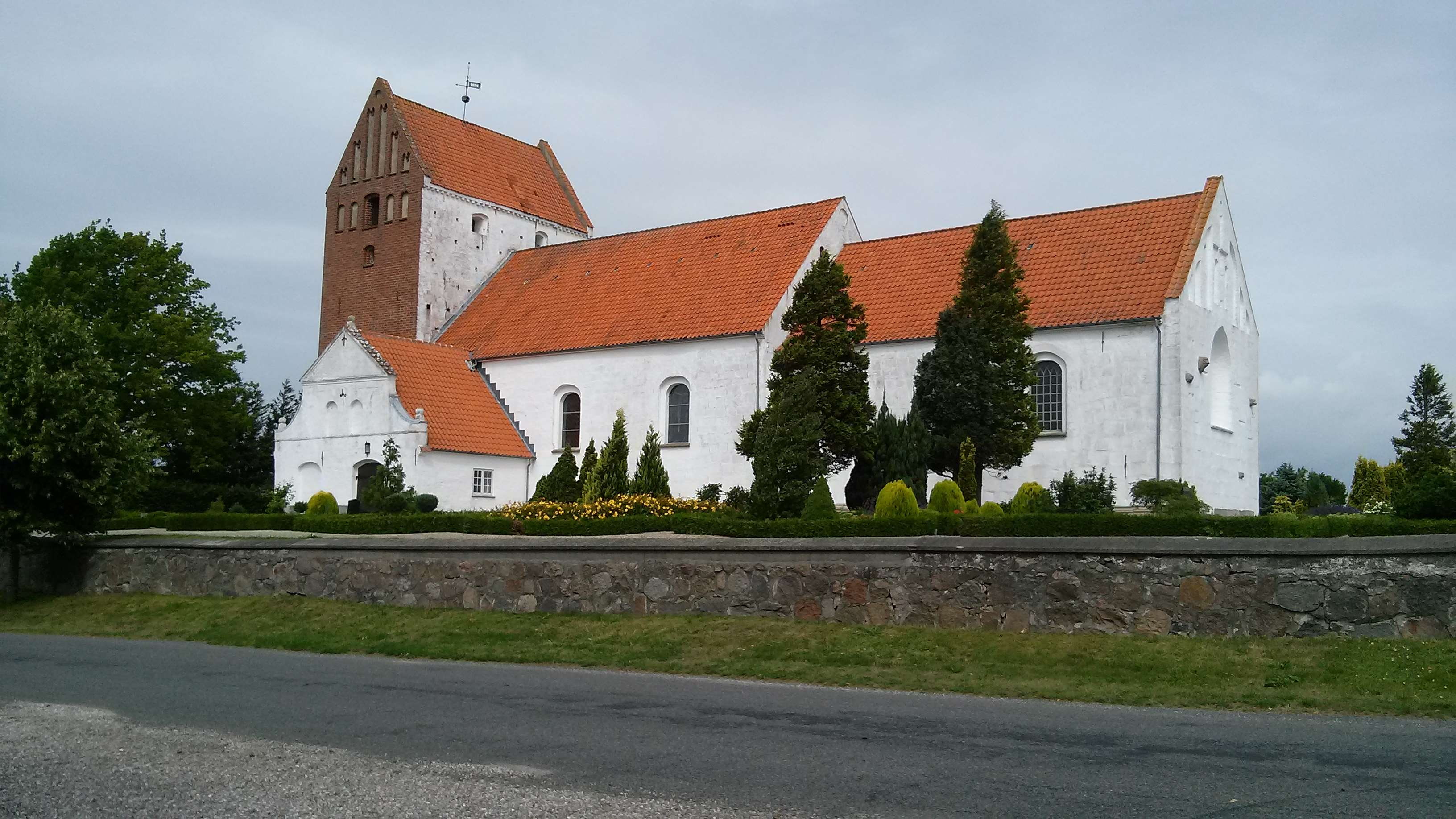 spirituality, nature, no people, architecture, building exterior, sky, road, church danmark, building, house, place of worship, tree, 2K, residential district, HD Wallpaper