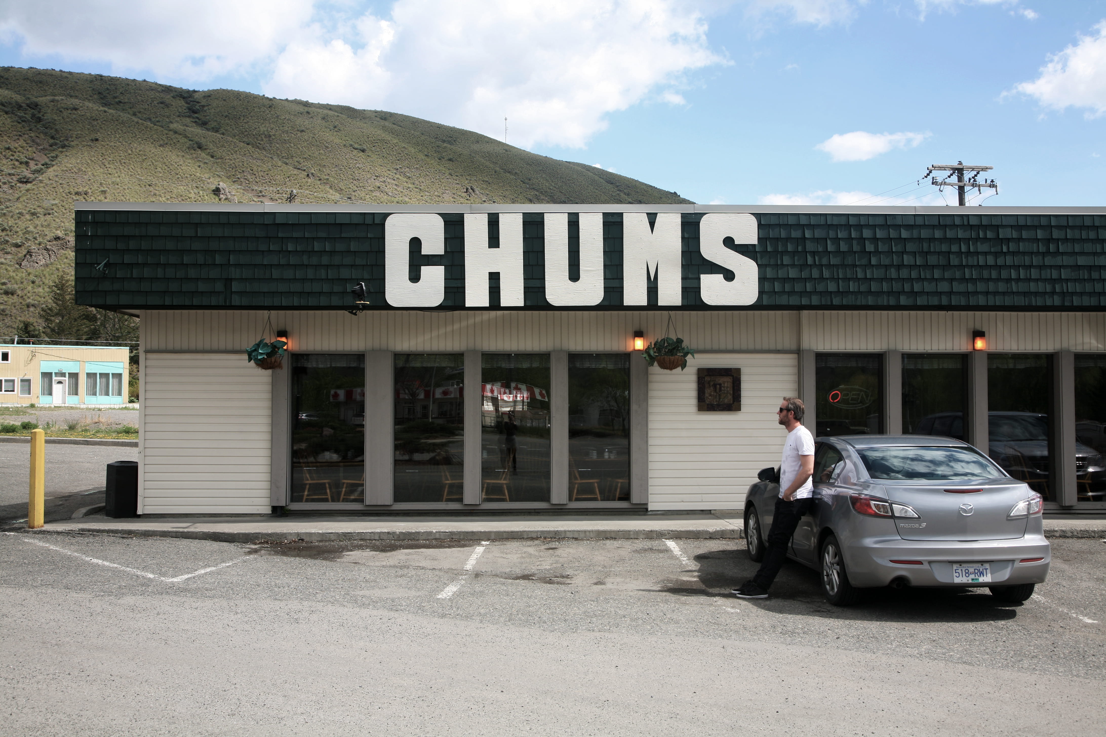 restaurant, full length, motor vehicle, built structure, 4K, chums, rest stop, building exterior, man, resting, chums restaurant, text, land vehicle, car, HD Wallpaper