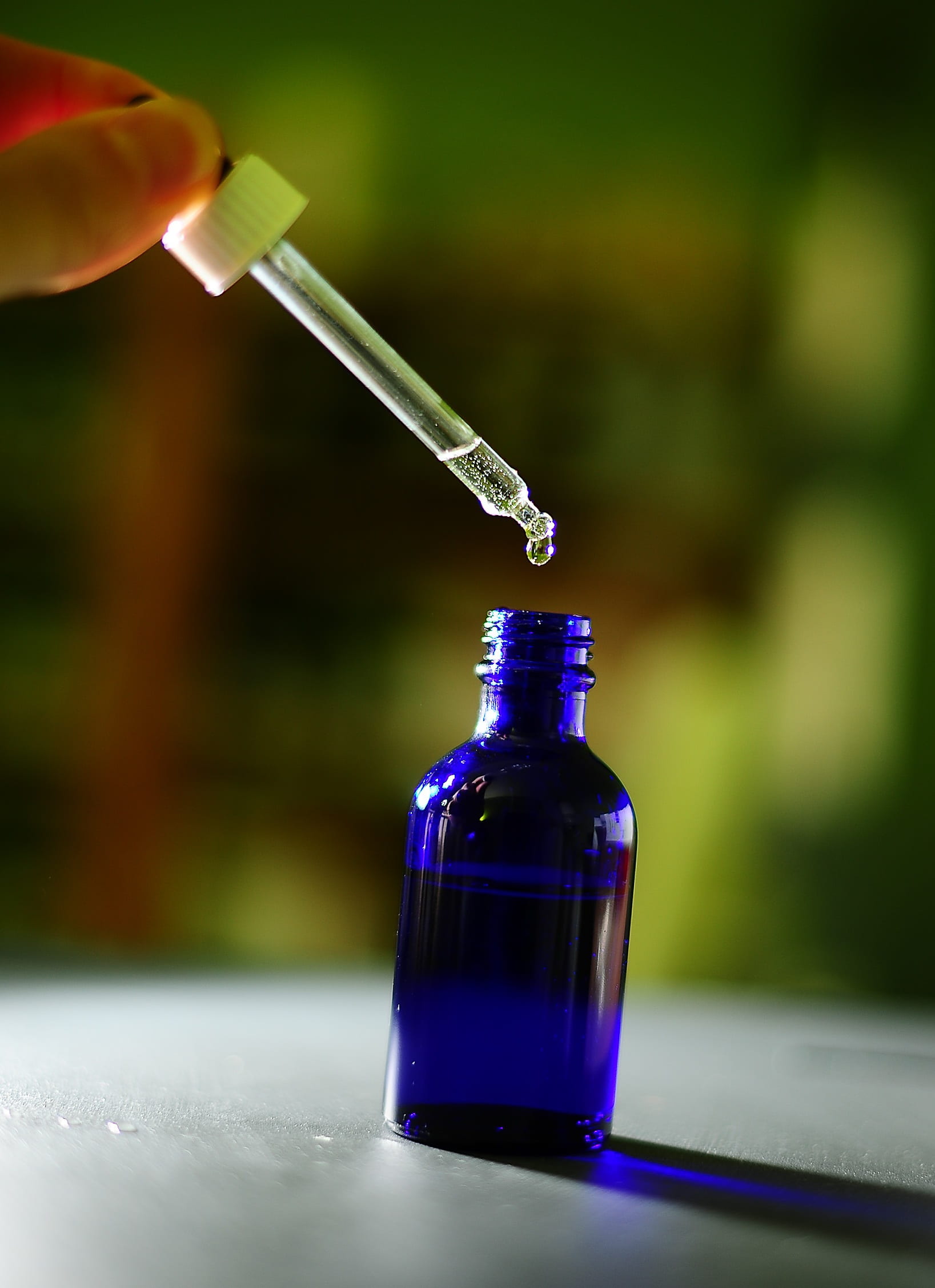 chemistry, hydrolatherapie, blue, indoors, droplet, unrecognizable person, research, container, glass - material, human hand, bottle, aromatherapy, person, Phone HD Wallpaper
