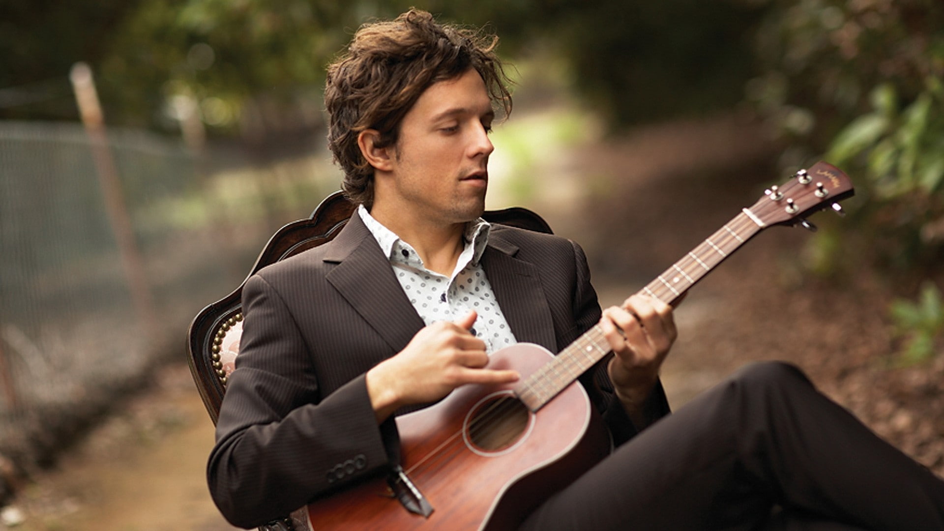 arts culture and entertainment, holding, men, musical instrument, Outdoor, paper, Guitar, rock music, Suit, young adult, acoustic guitar, Chair, artist, HD Wallpaper