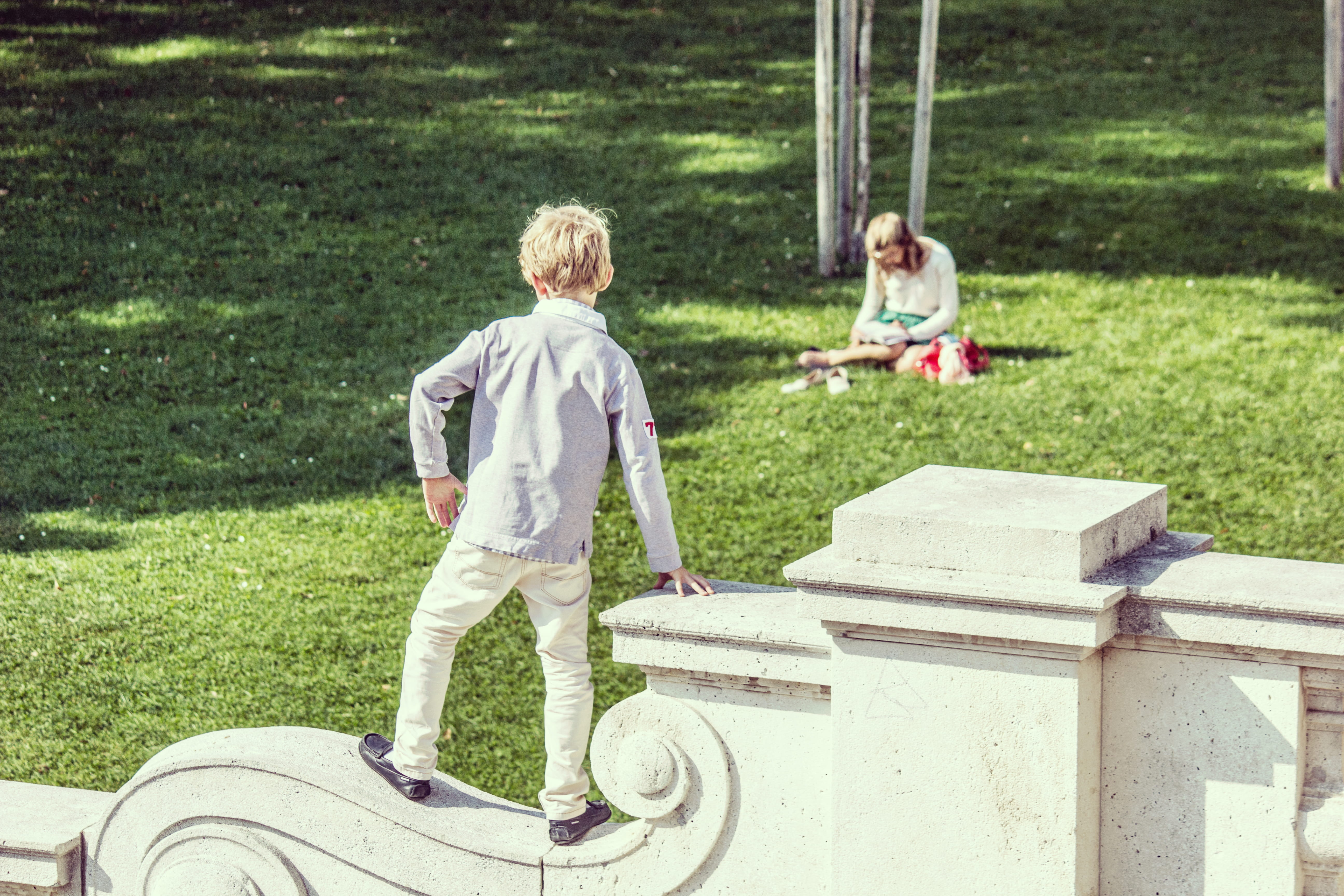 males, emotion, two people, child, offspring, grass, wien, flirt, childhood, playing, family, day, boys, innocence, stairs, standing, austria, casual clothing, HD Wallpaper