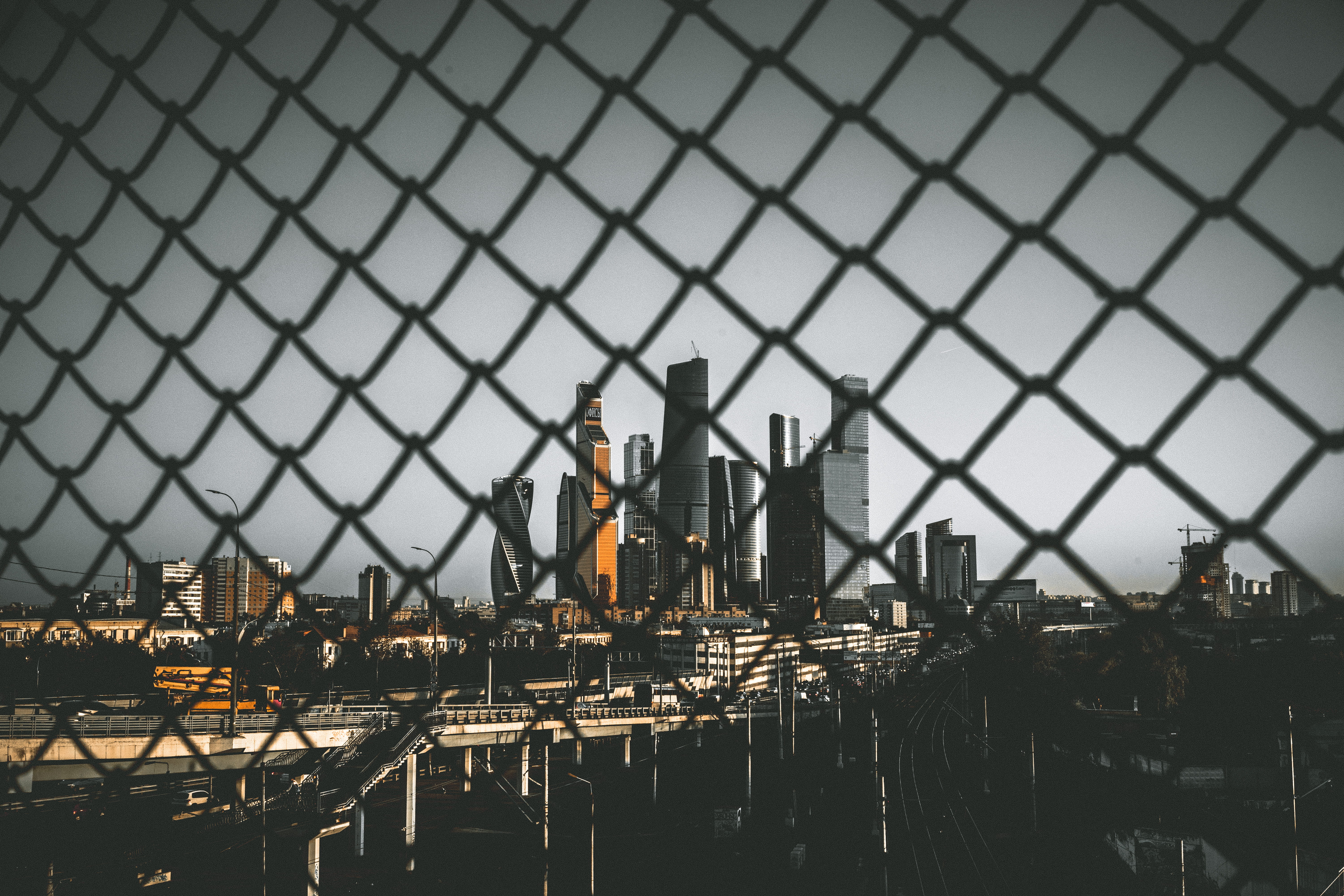 building exterior, 5K, buildings, rise, summer, building, fence, road, chainlink fence, traffic, ex. city, travel, front, tall - high, office building exterior, HD Wallpaper