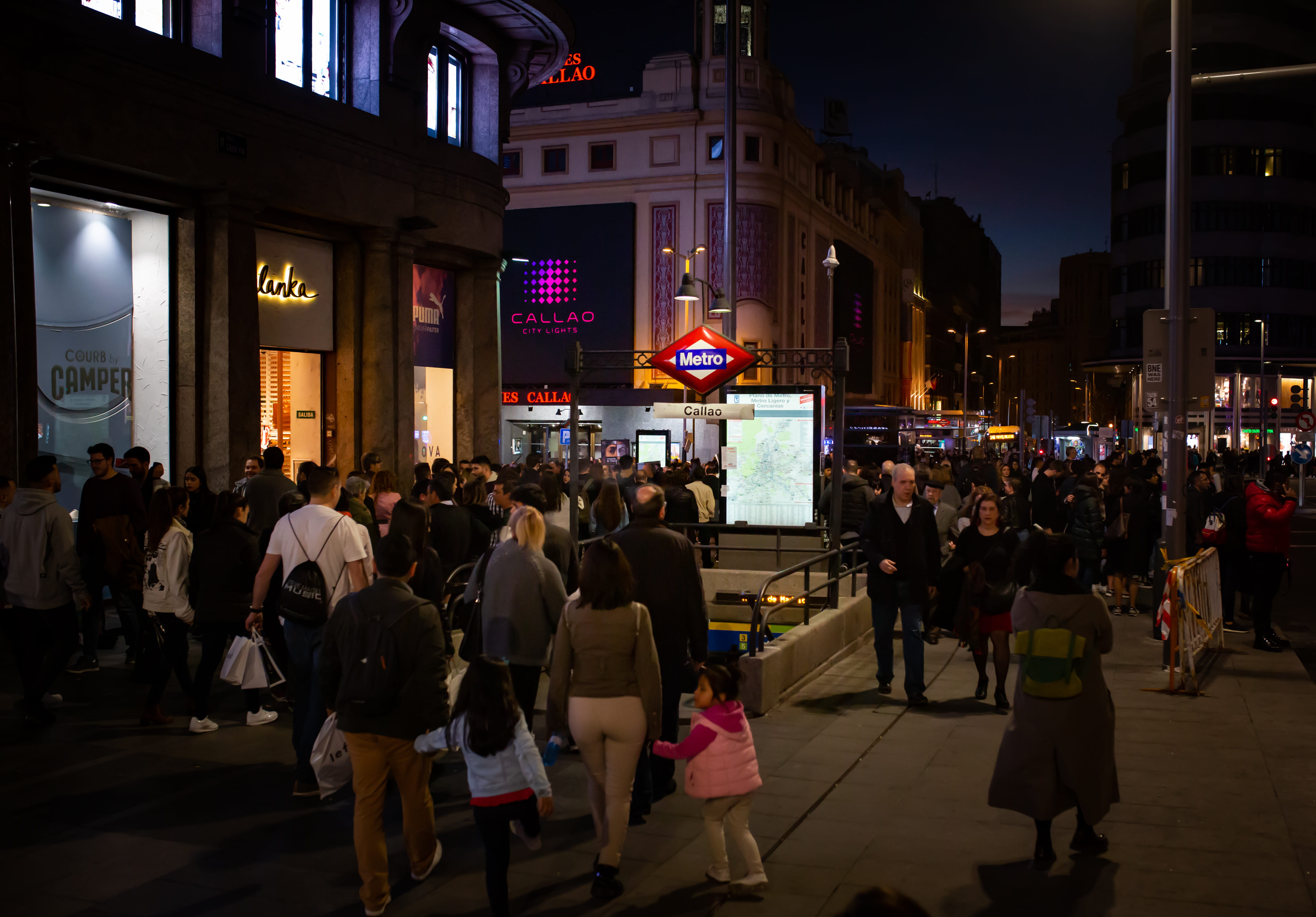 madrid metro callao night city, real people, person, downtown, shoe, built structure, city life, city, street, architecture, clothing, leisure activity, HD Wallpaper