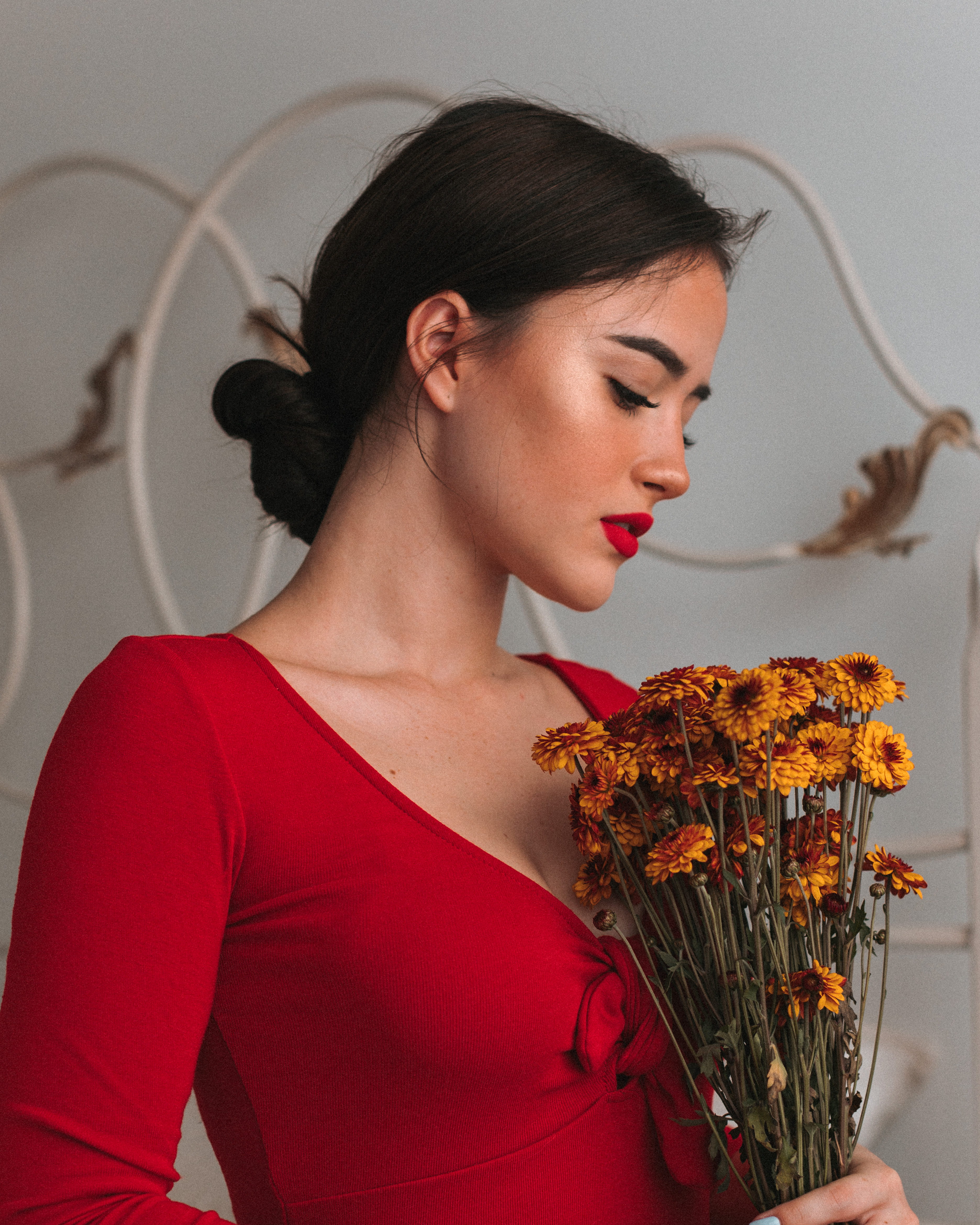 real people, actress, canon, looking down, adult, woman, leisure activity, lipstick, young adult, hair, home, young women, floral, yellow, red dress, Phone HD Wallpaper