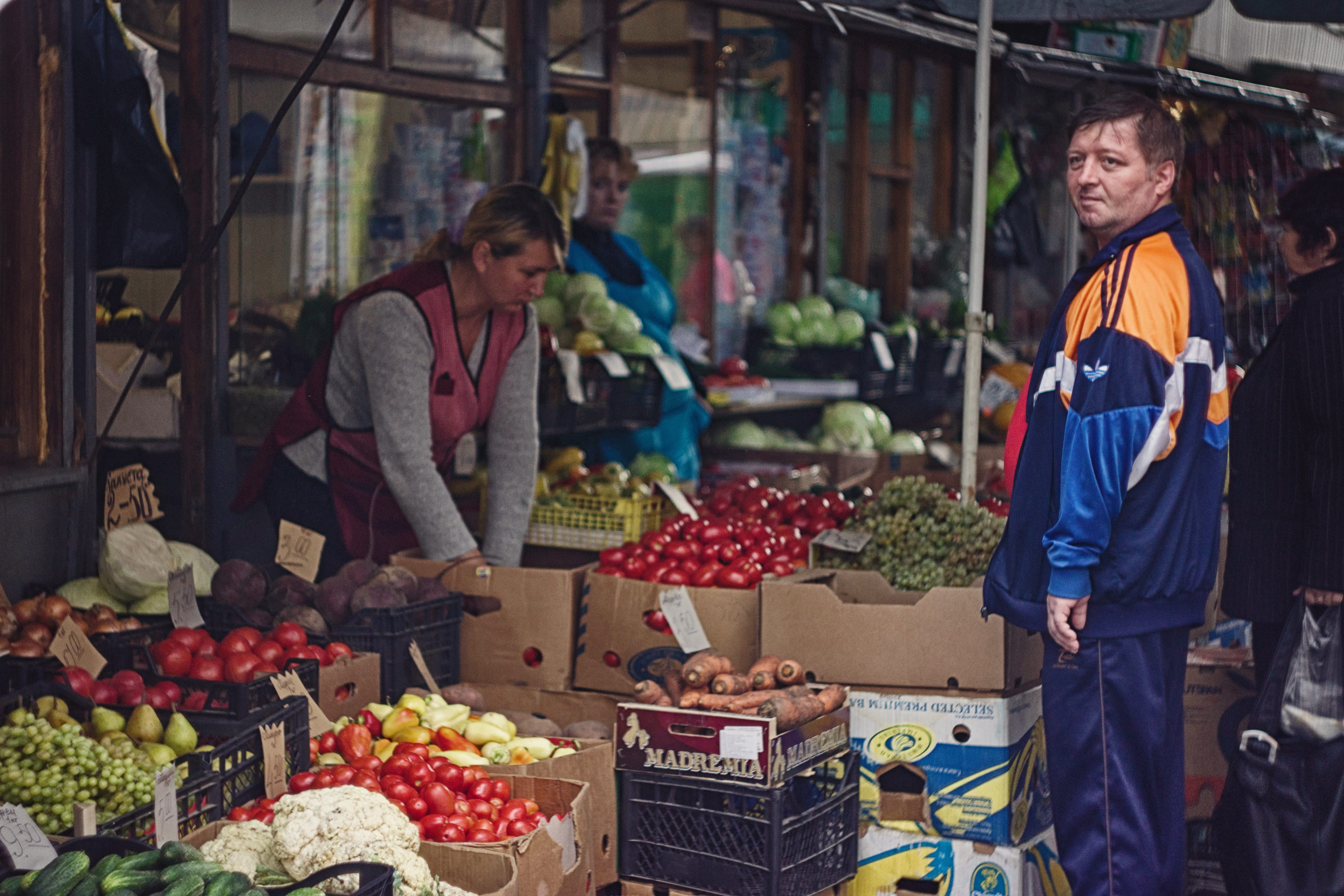 сумы, 50 mm, wellbeing, farmers market, buying, food and drink, freshness, abundance, grocery, adult, organic, choice, people, saleslady, men, market stall, HD Wallpaper